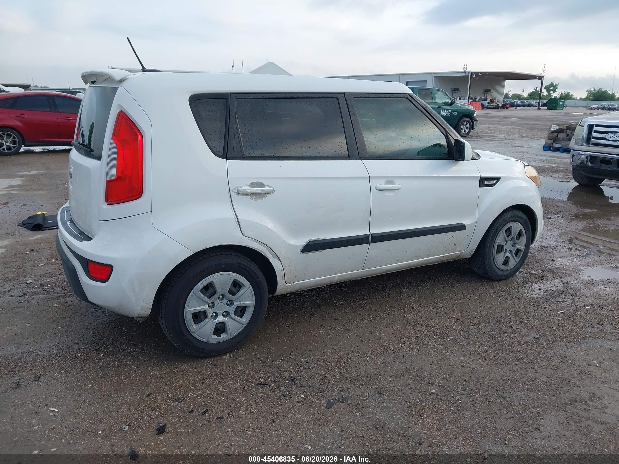 2013 Kia Soul   White vin: KNDJT2A5XD7484290