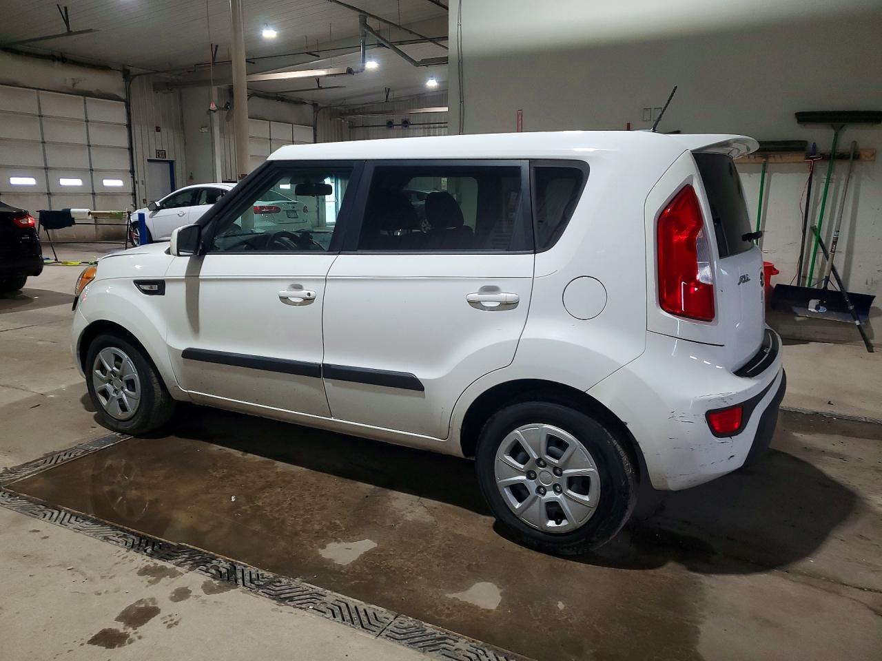 2013 Kia Soul Base White vin: KNDJT2A5XD7492373