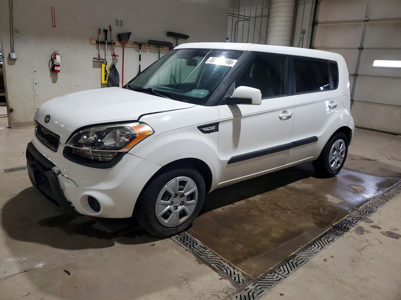 2013 Kia Soul Base White vin: KNDJT2A5XD7492373