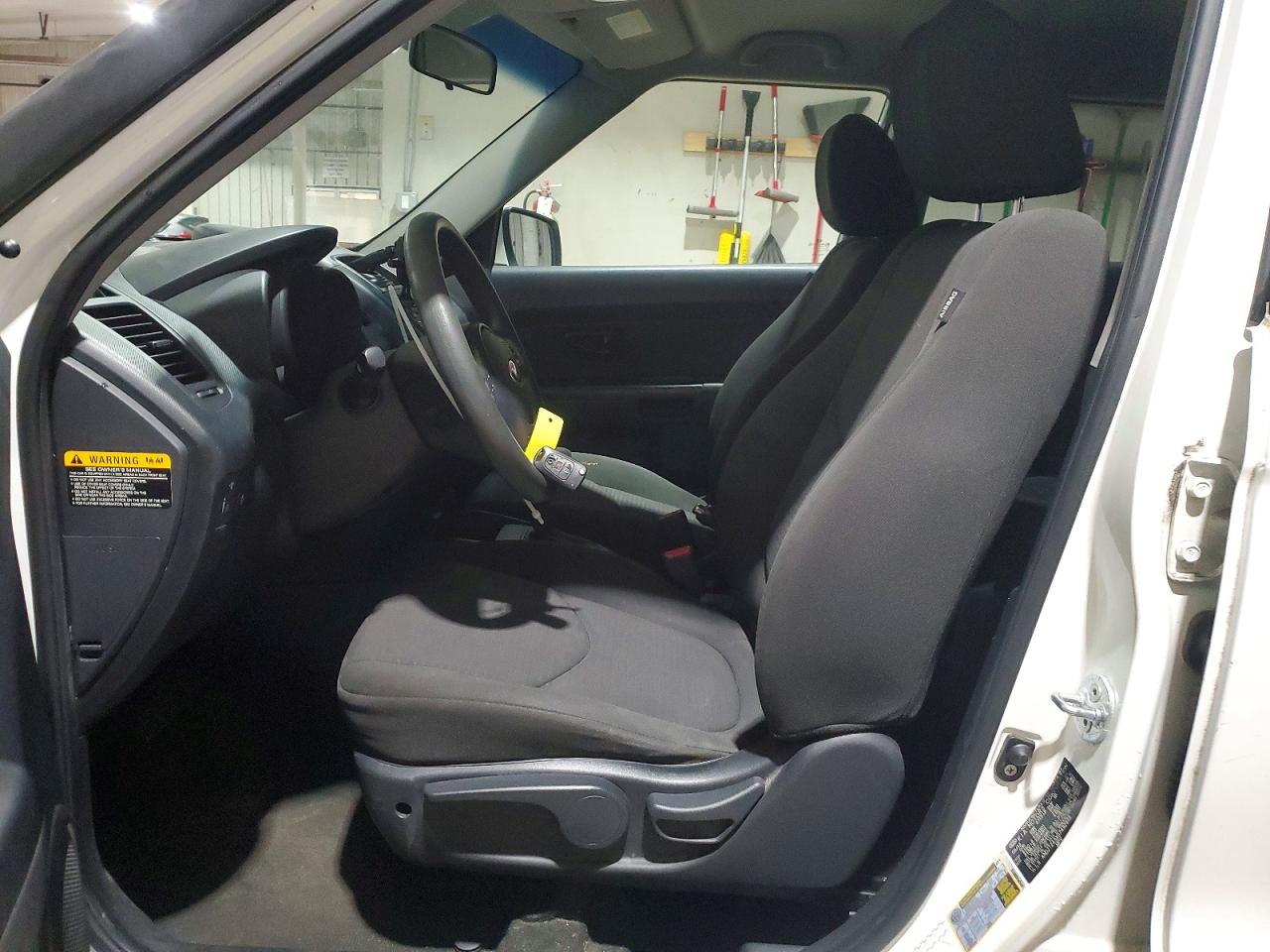 2013 Kia Soul Base White vin: KNDJT2A5XD7492373