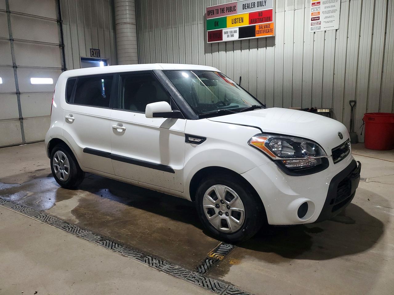 2013 Kia Soul Base White vin: KNDJT2A5XD7492373