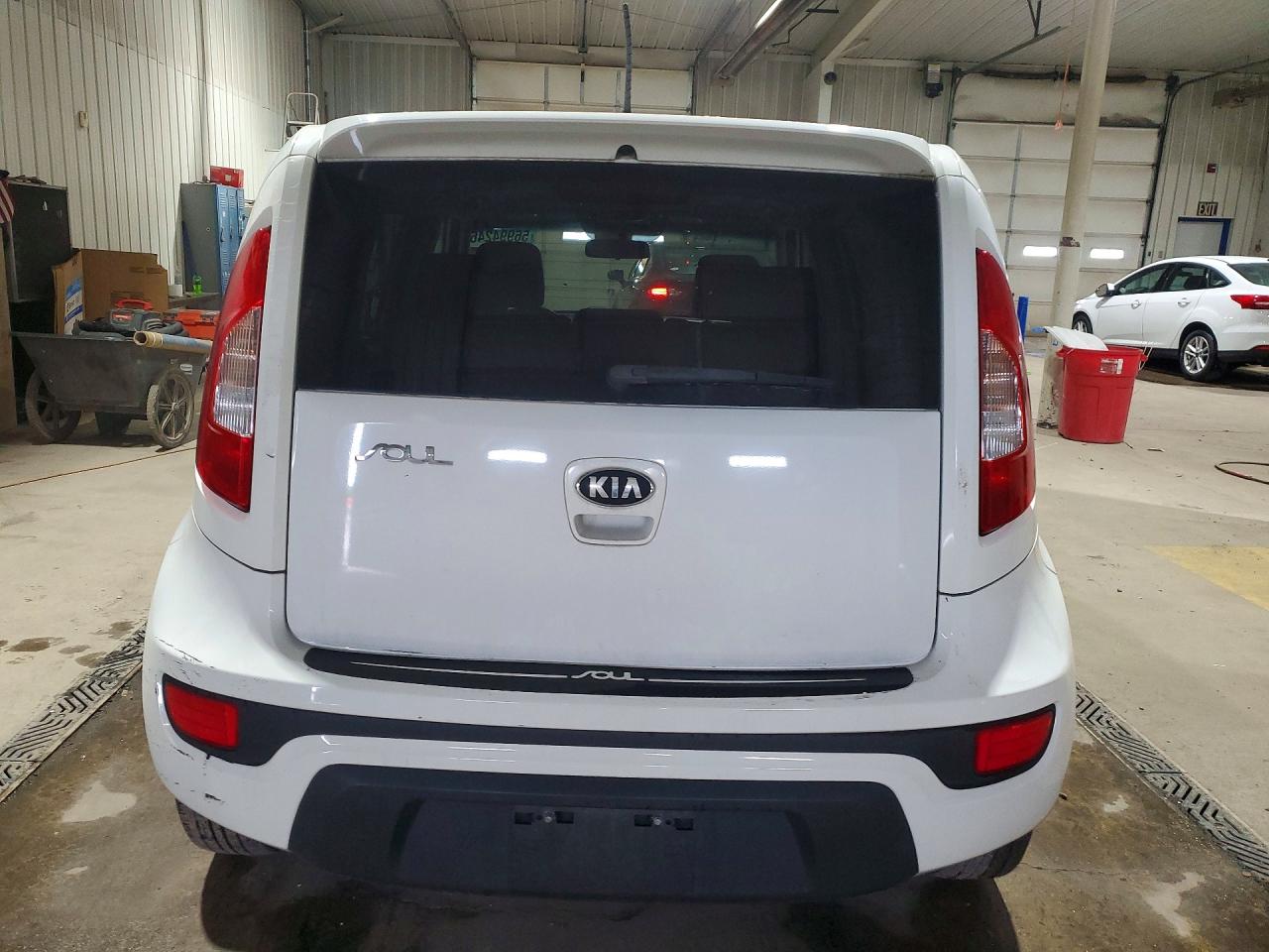 2013 Kia Soul Base White vin: KNDJT2A5XD7492373