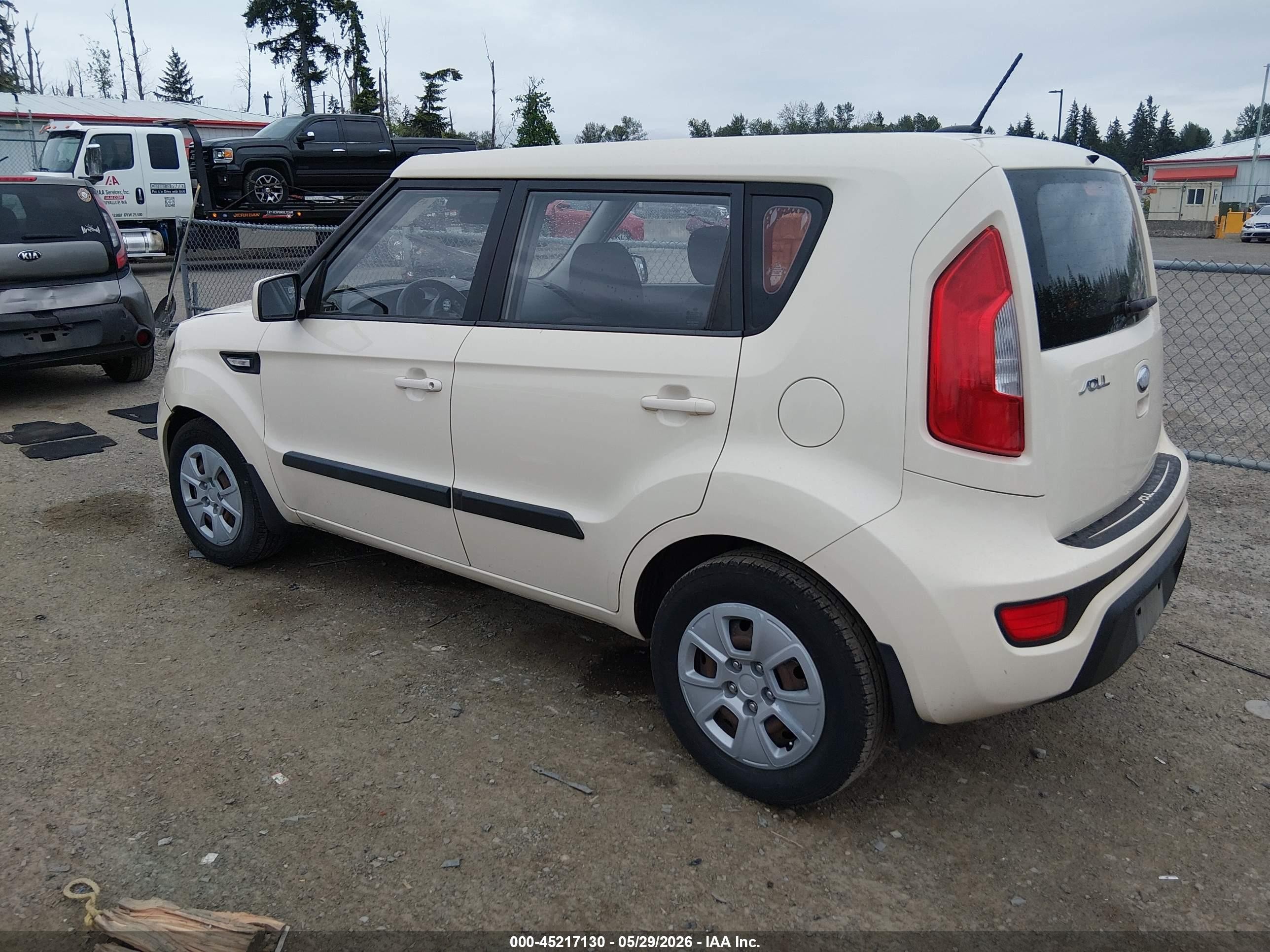 2013 Kia Soul   White vin: KNDJT2A5XD7554175