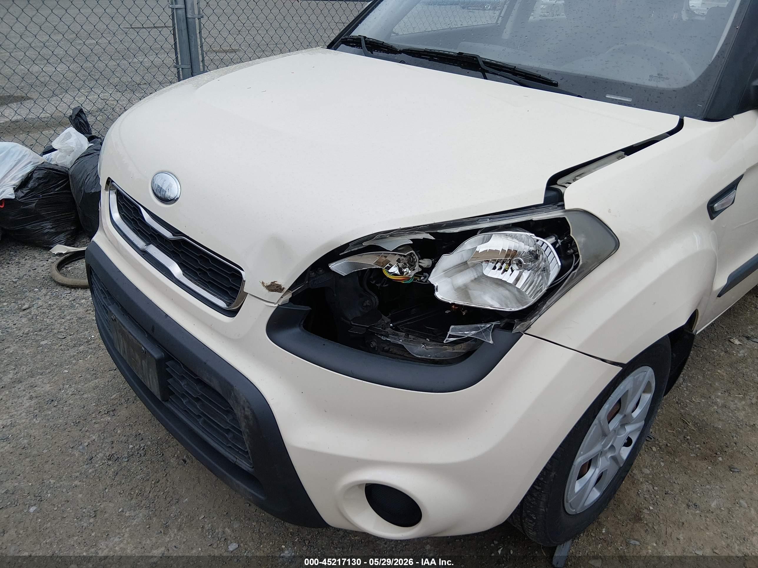 2013 Kia Soul   White vin: KNDJT2A5XD7554175