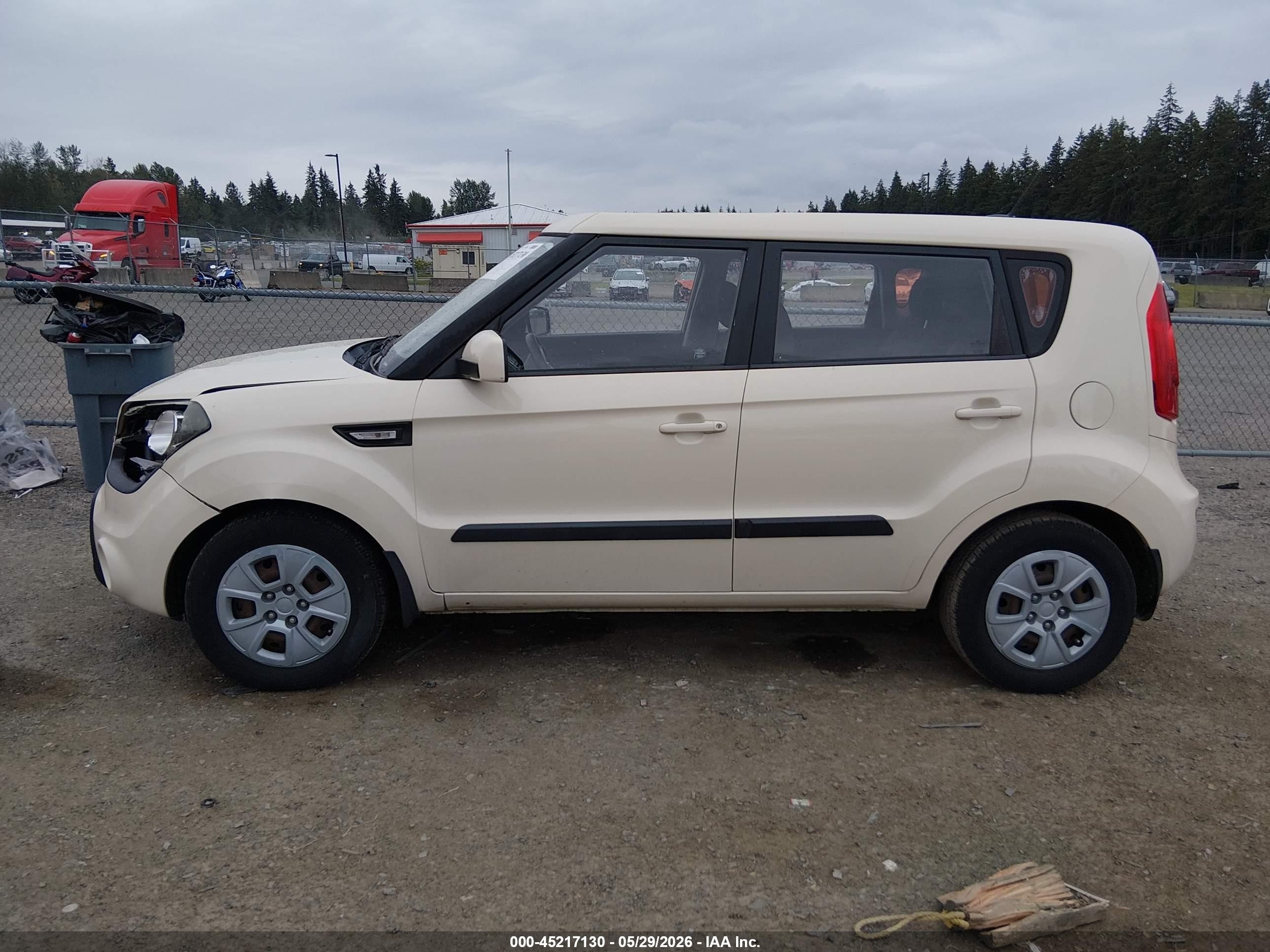 2013 Kia Soul   White vin: KNDJT2A5XD7554175