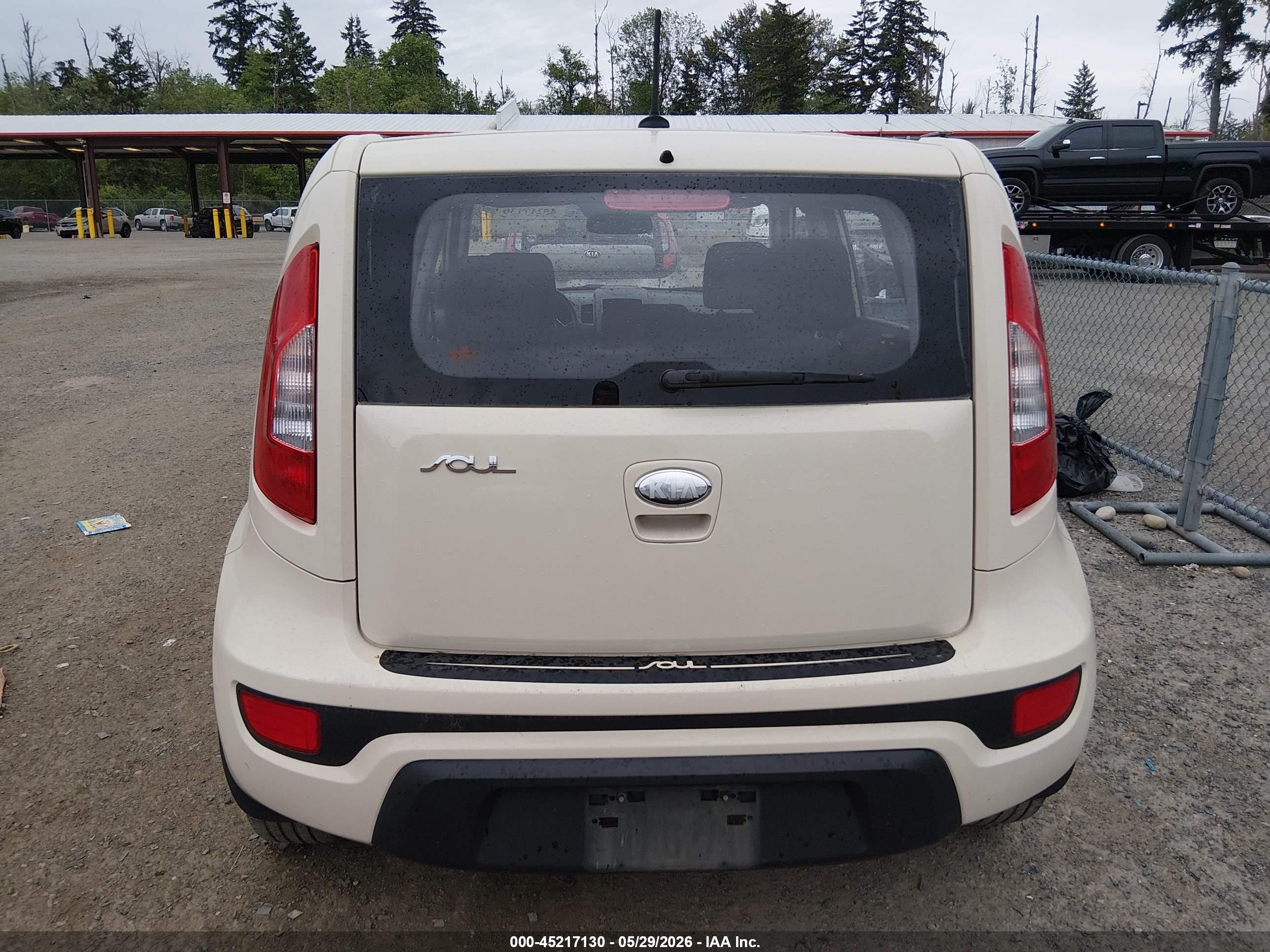 2013 Kia Soul   White vin: KNDJT2A5XD7554175