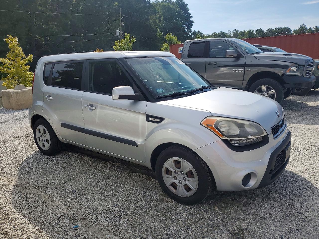 2013 Kia Soul Base Серебряный vin: KNDJT2A5XD7754778