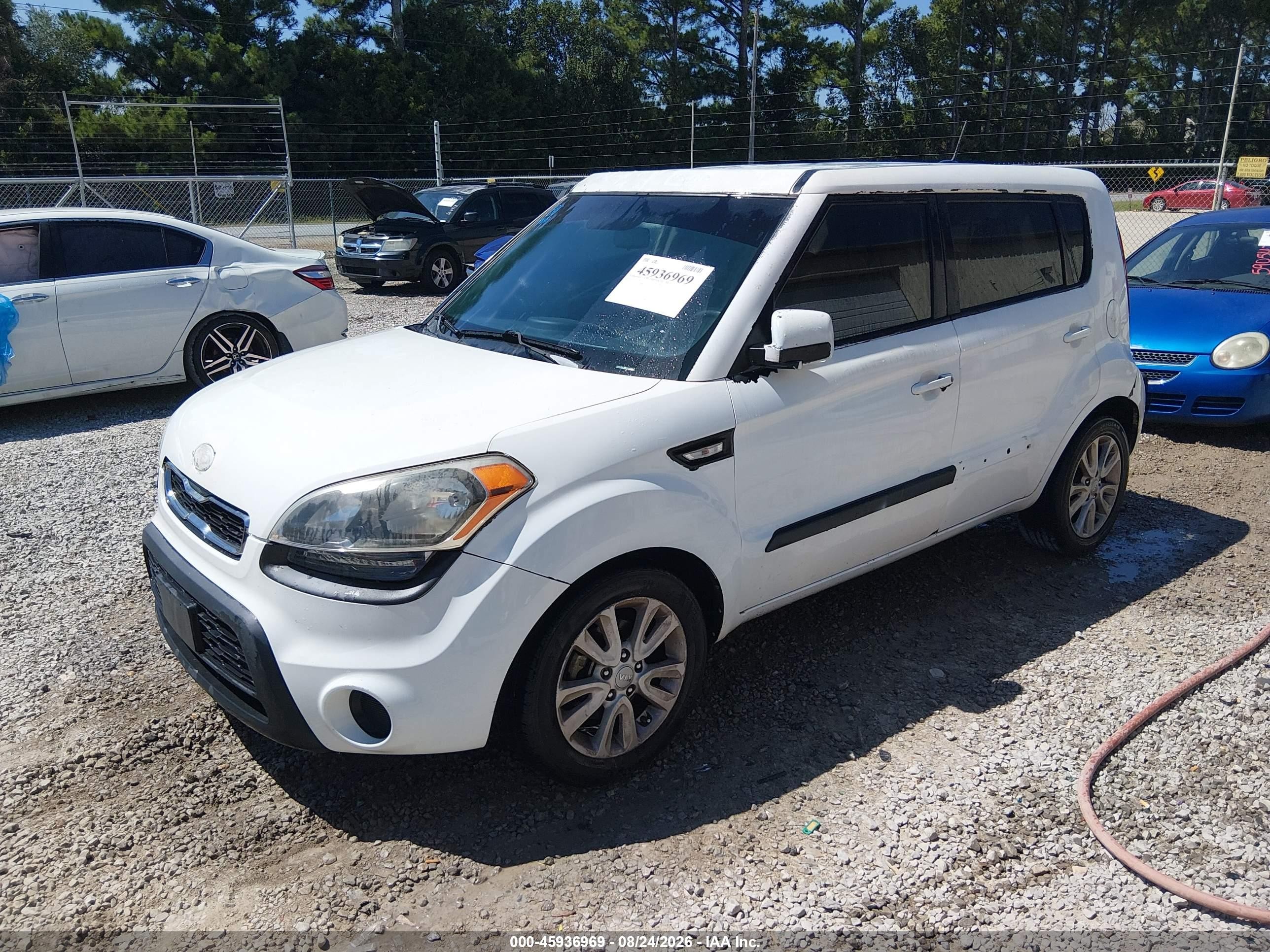 2013 Kia Soul   White vin: KNDJT2A5XD7756983