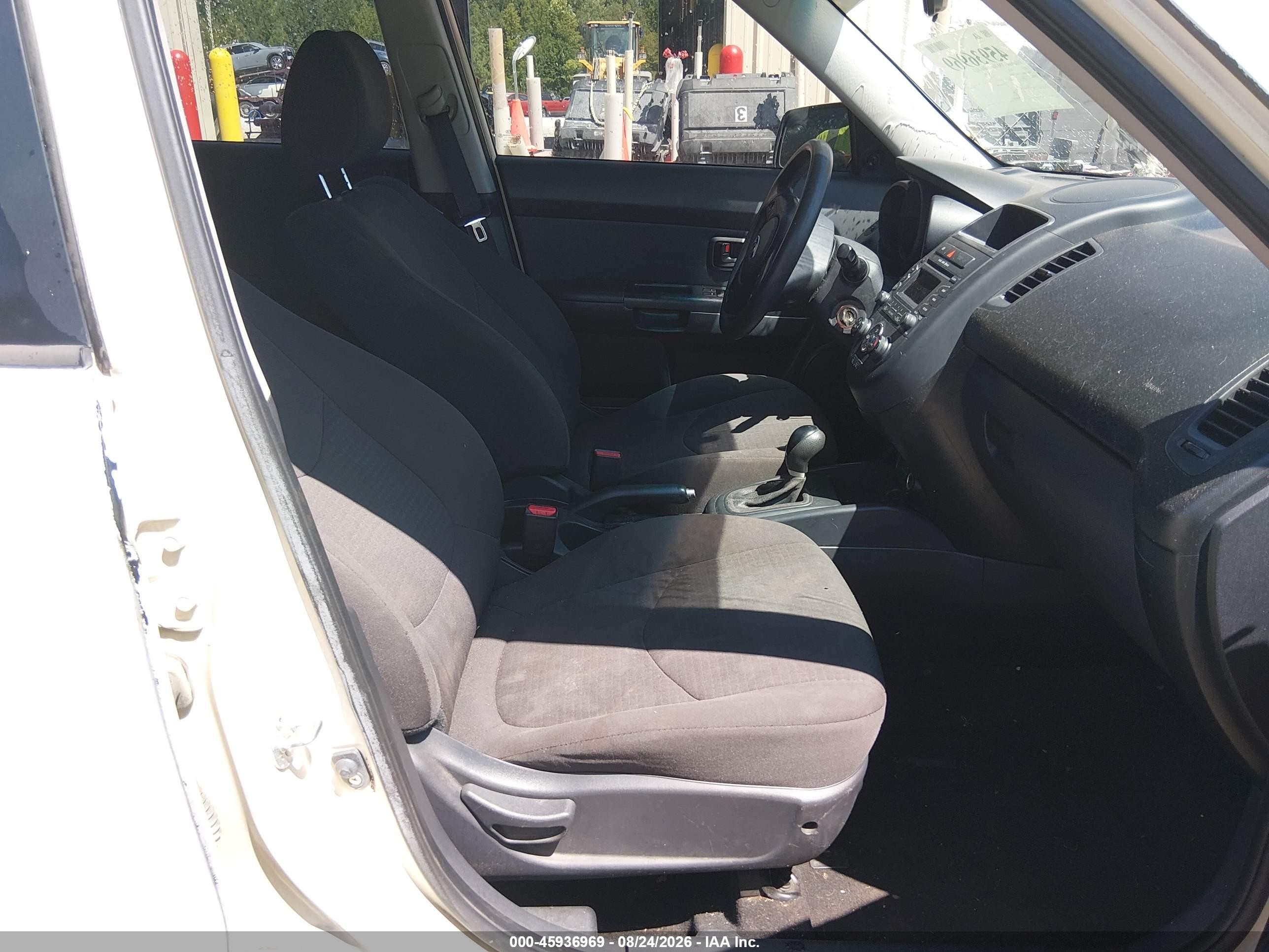 2013 Kia Soul   White vin: KNDJT2A5XD7756983