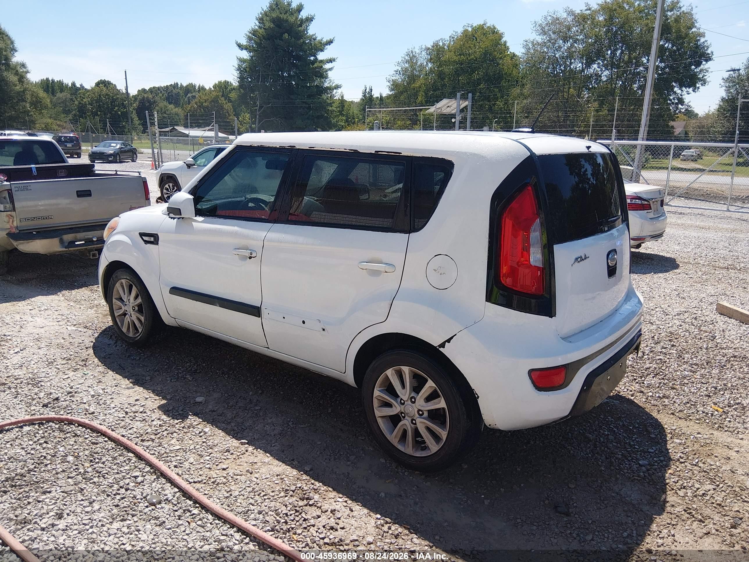 2013 Kia Soul   White vin: KNDJT2A5XD7756983