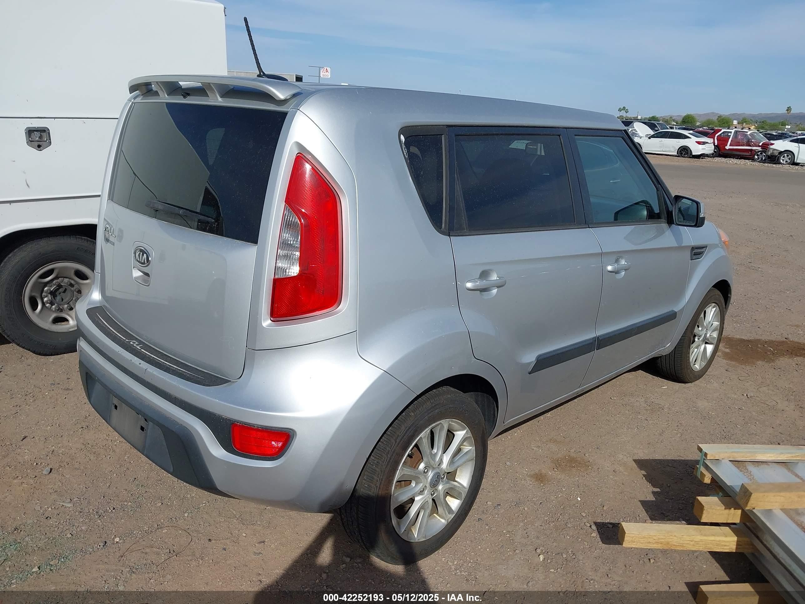 2012 Kia Soul + Серебряный vin: KNDJT2A60C7379894