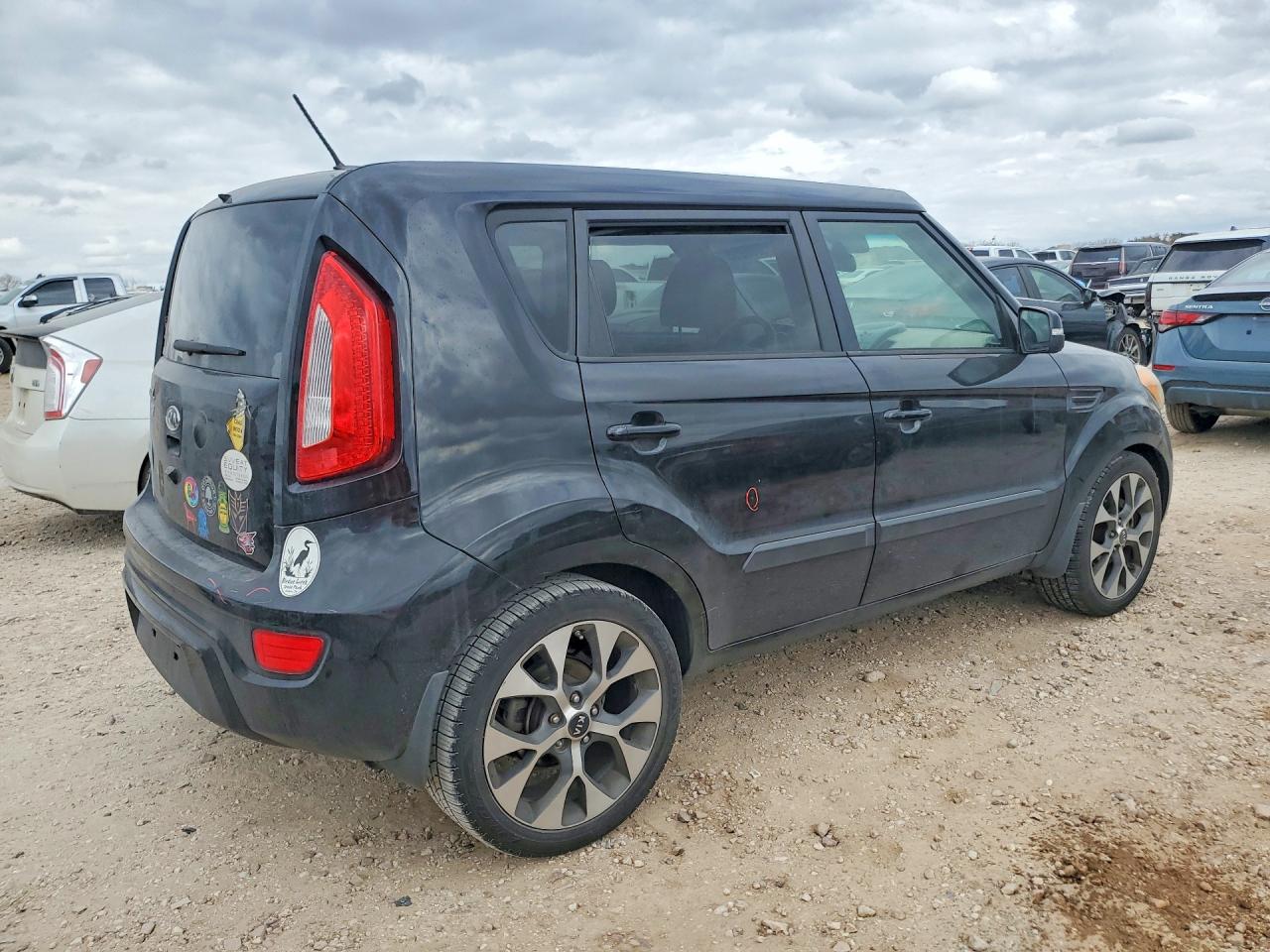 2012 Kia Soul + Black vin: KNDJT2A60C7397943