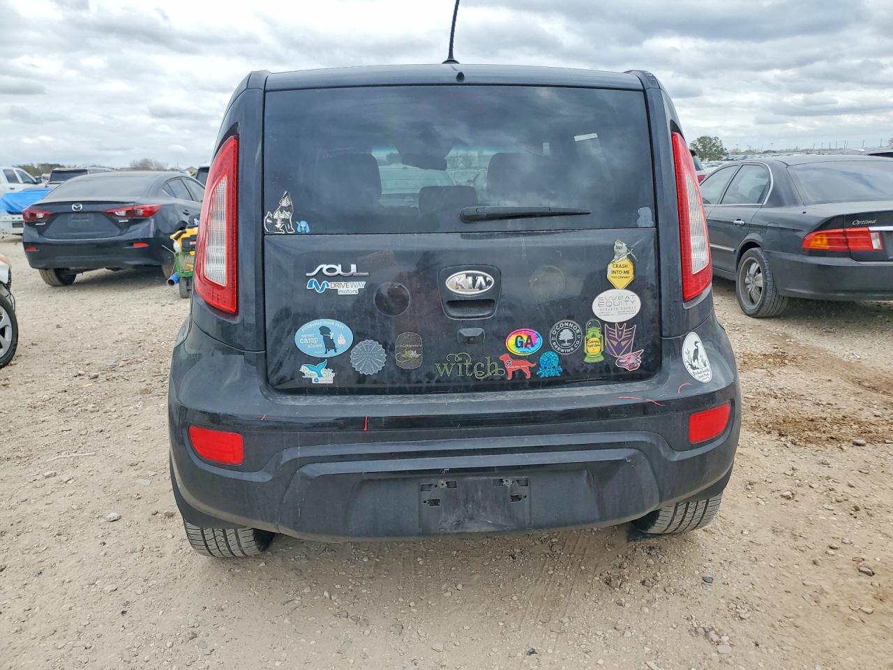 2012 Kia Soul + Black vin: KNDJT2A60C7397943