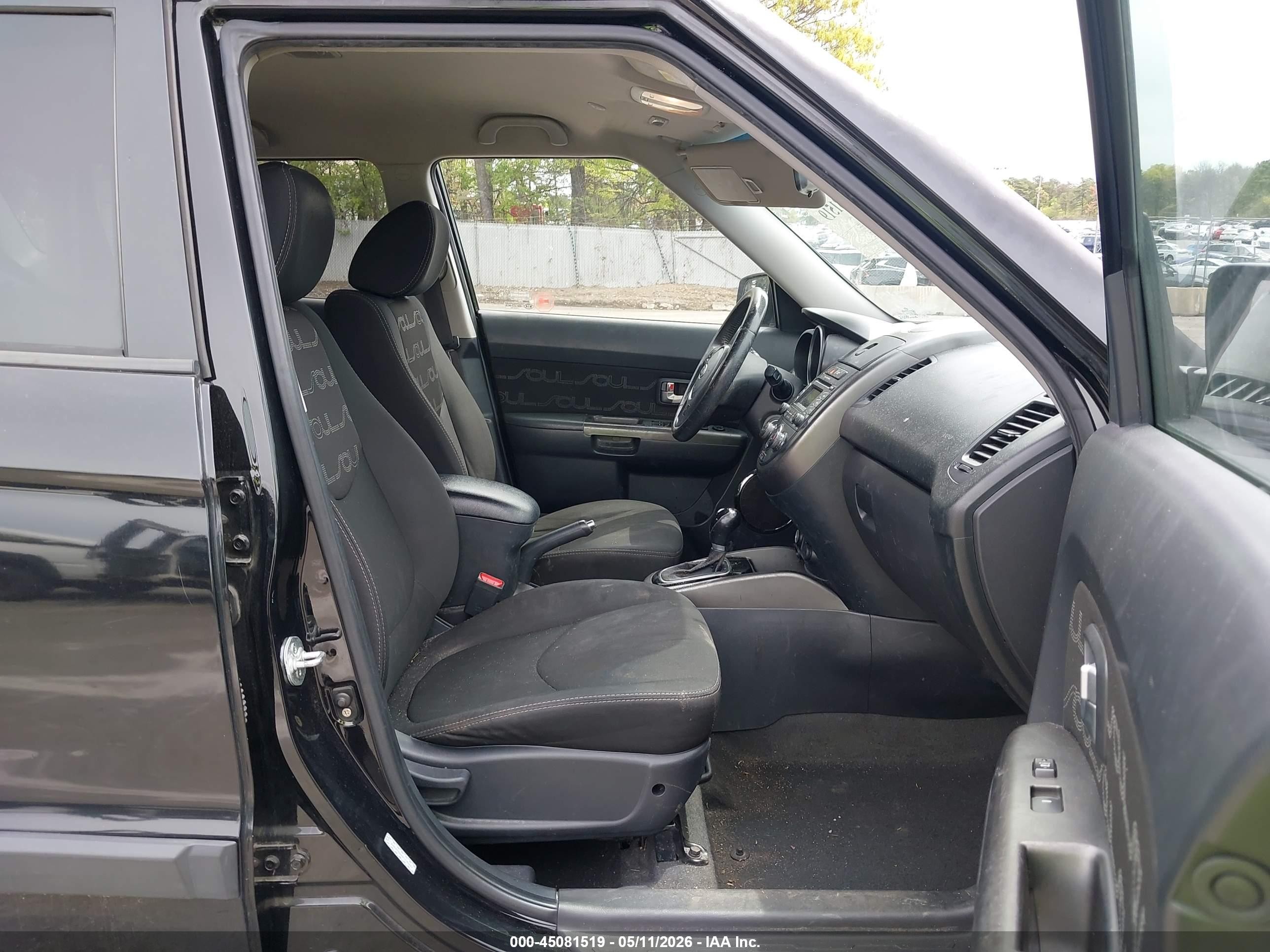 2012 Kia Soul + Black vin: KNDJT2A60C7743442