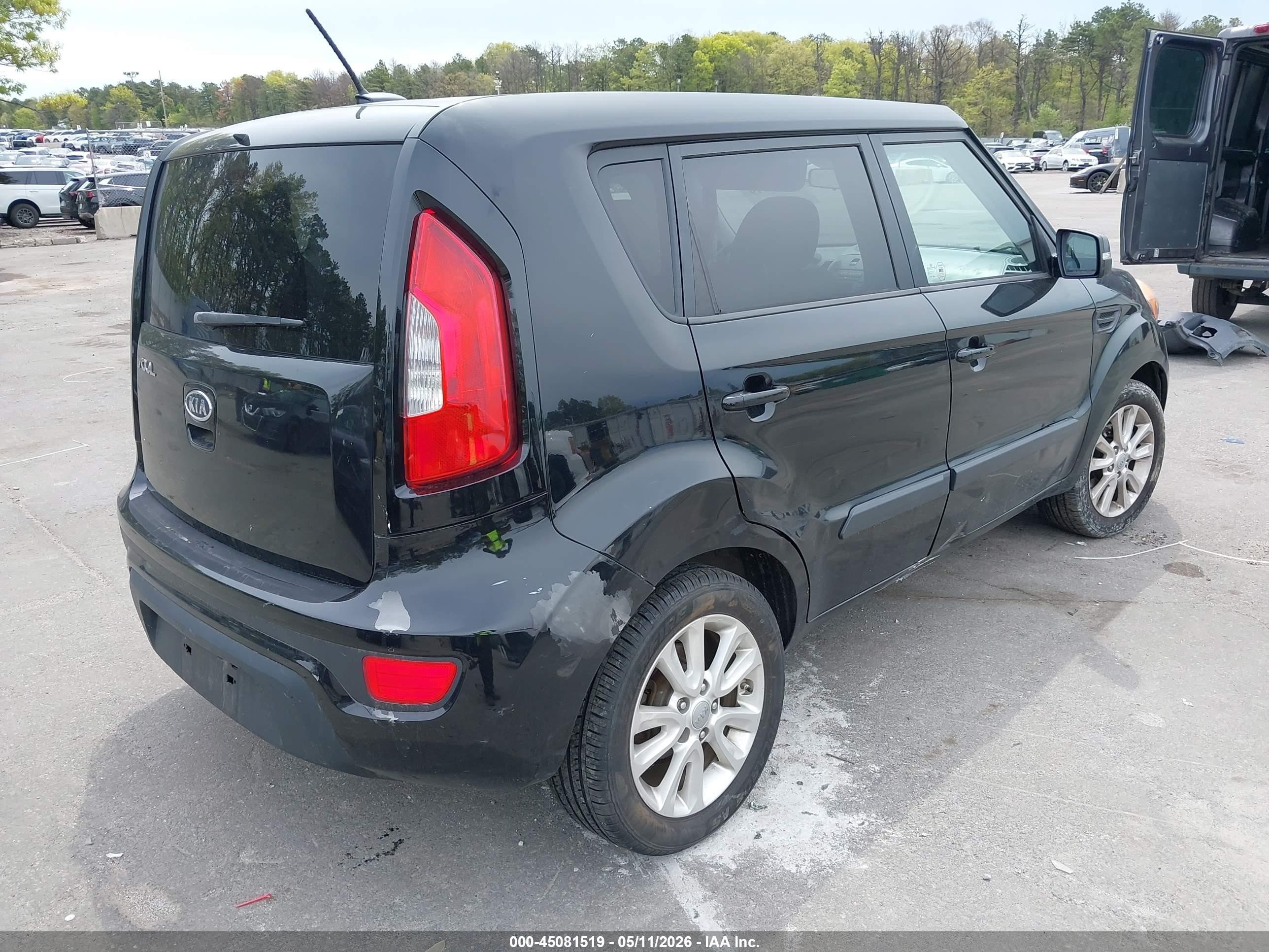 2012 Kia Soul + Black vin: KNDJT2A60C7743442