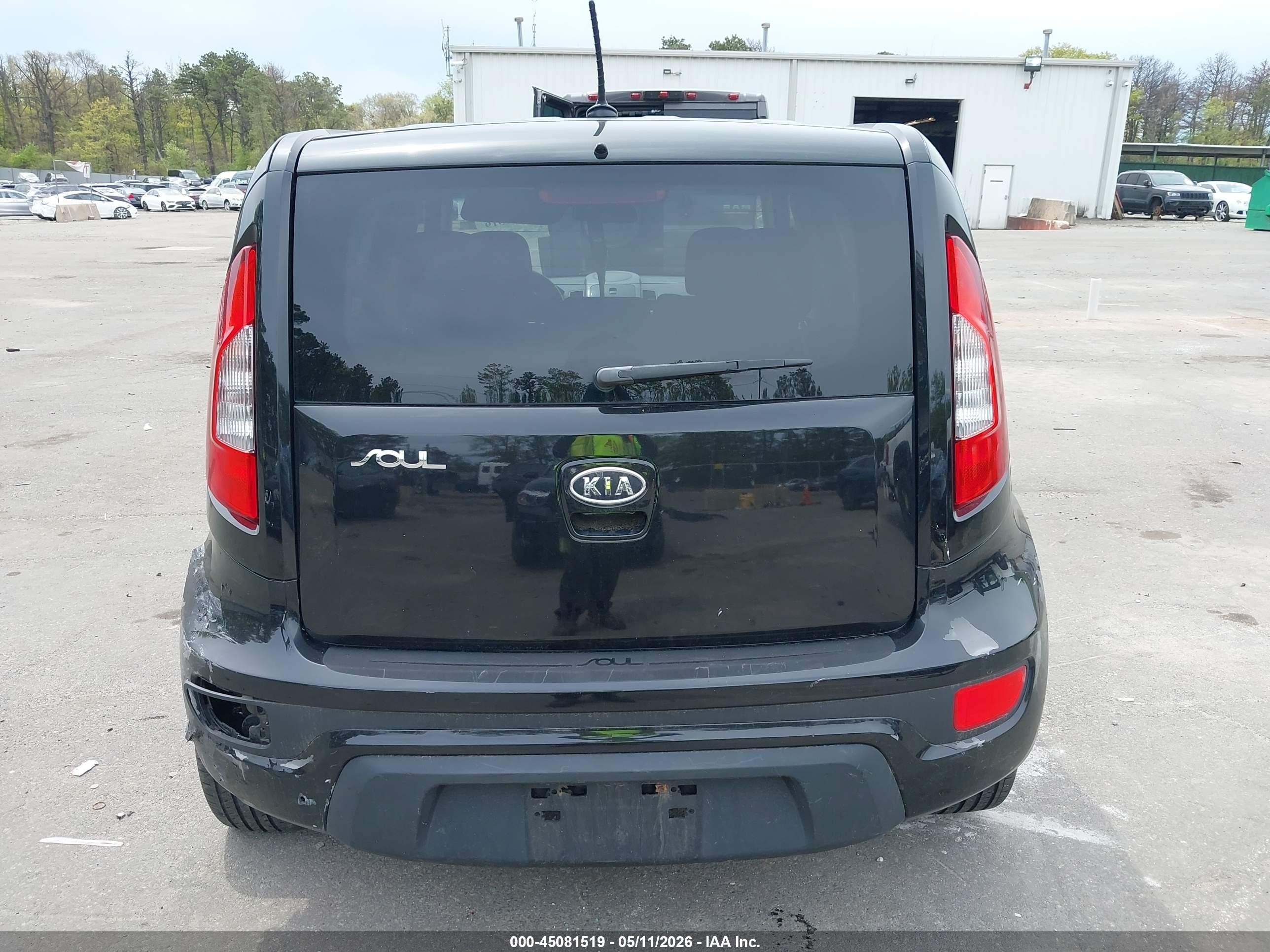 2012 Kia Soul + Black vin: KNDJT2A60C7743442