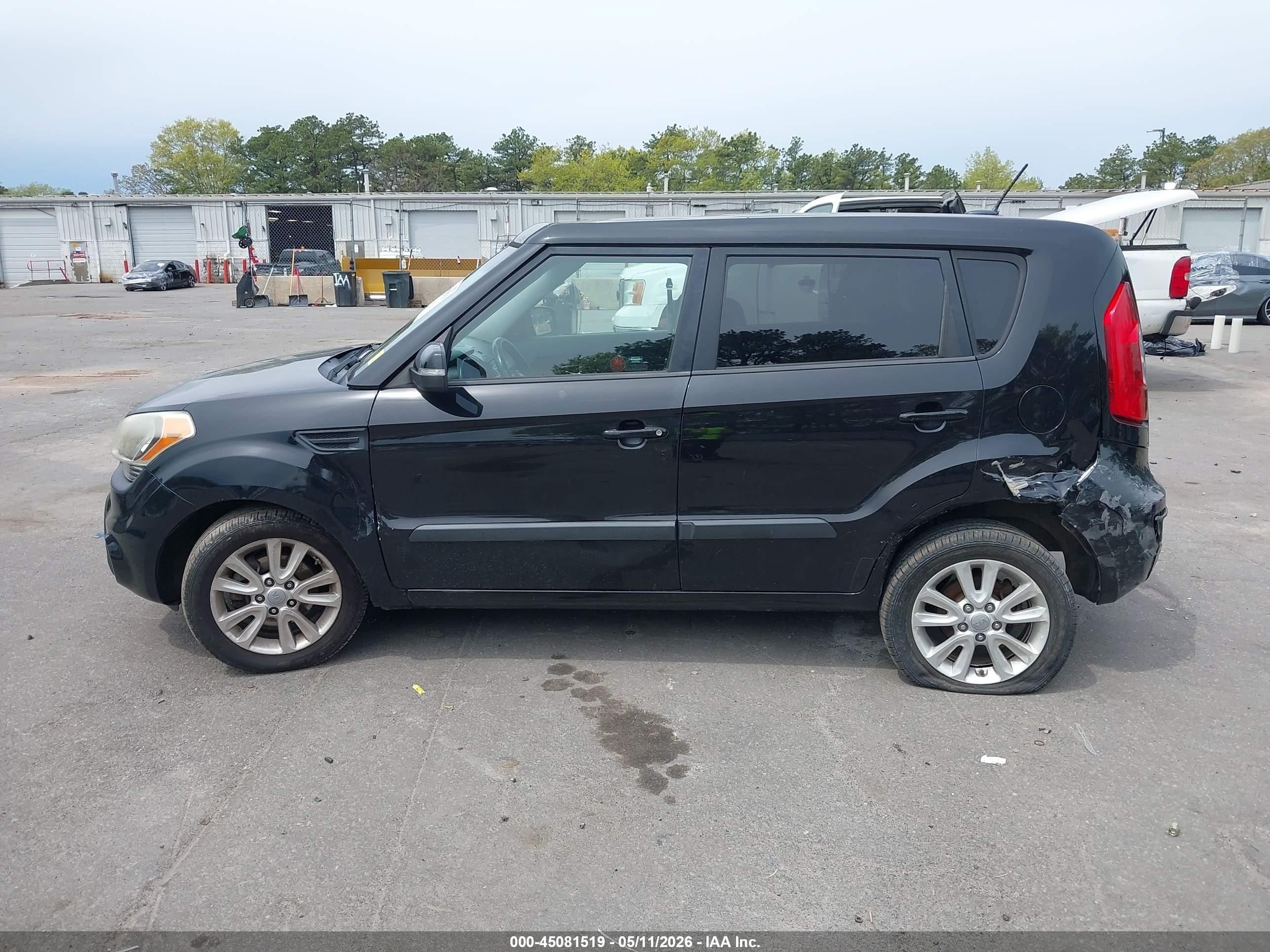2012 Kia Soul + Black vin: KNDJT2A60C7743442
