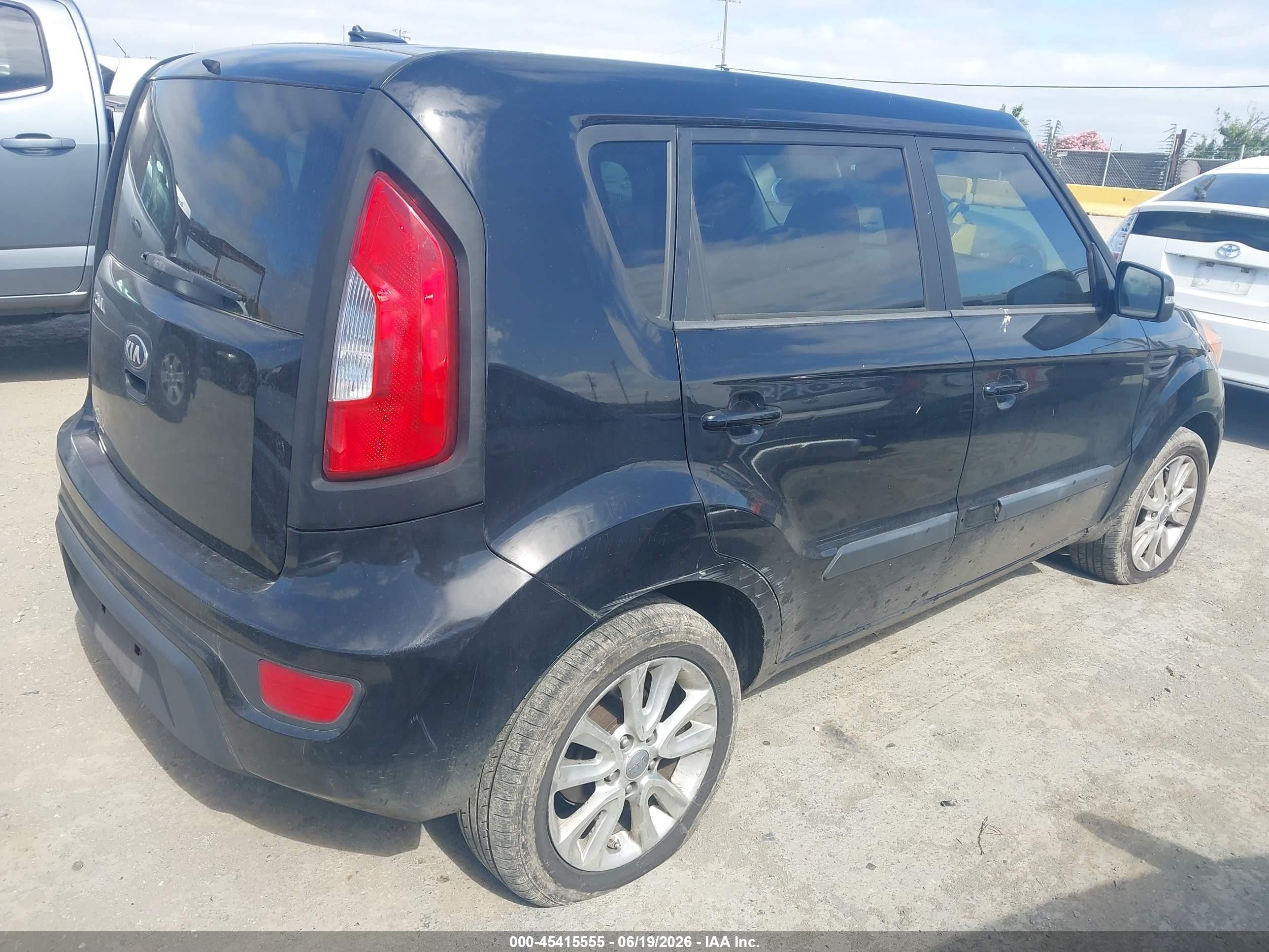 2013 Kia Soul + Black vin: KNDJT2A60D7535482