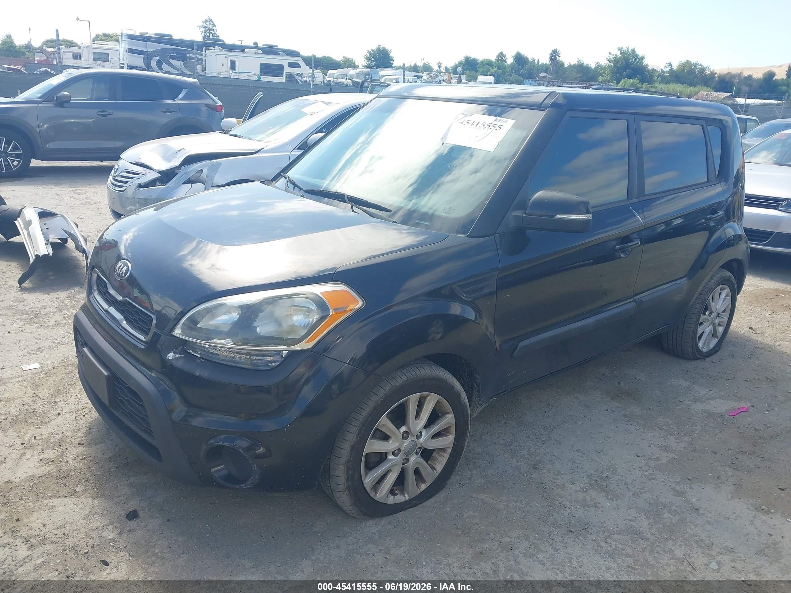 2013 Kia Soul + Black vin: KNDJT2A60D7535482