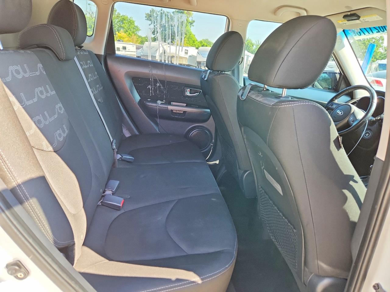 2013 Kia Soul + White vin: KNDJT2A60D7573200
