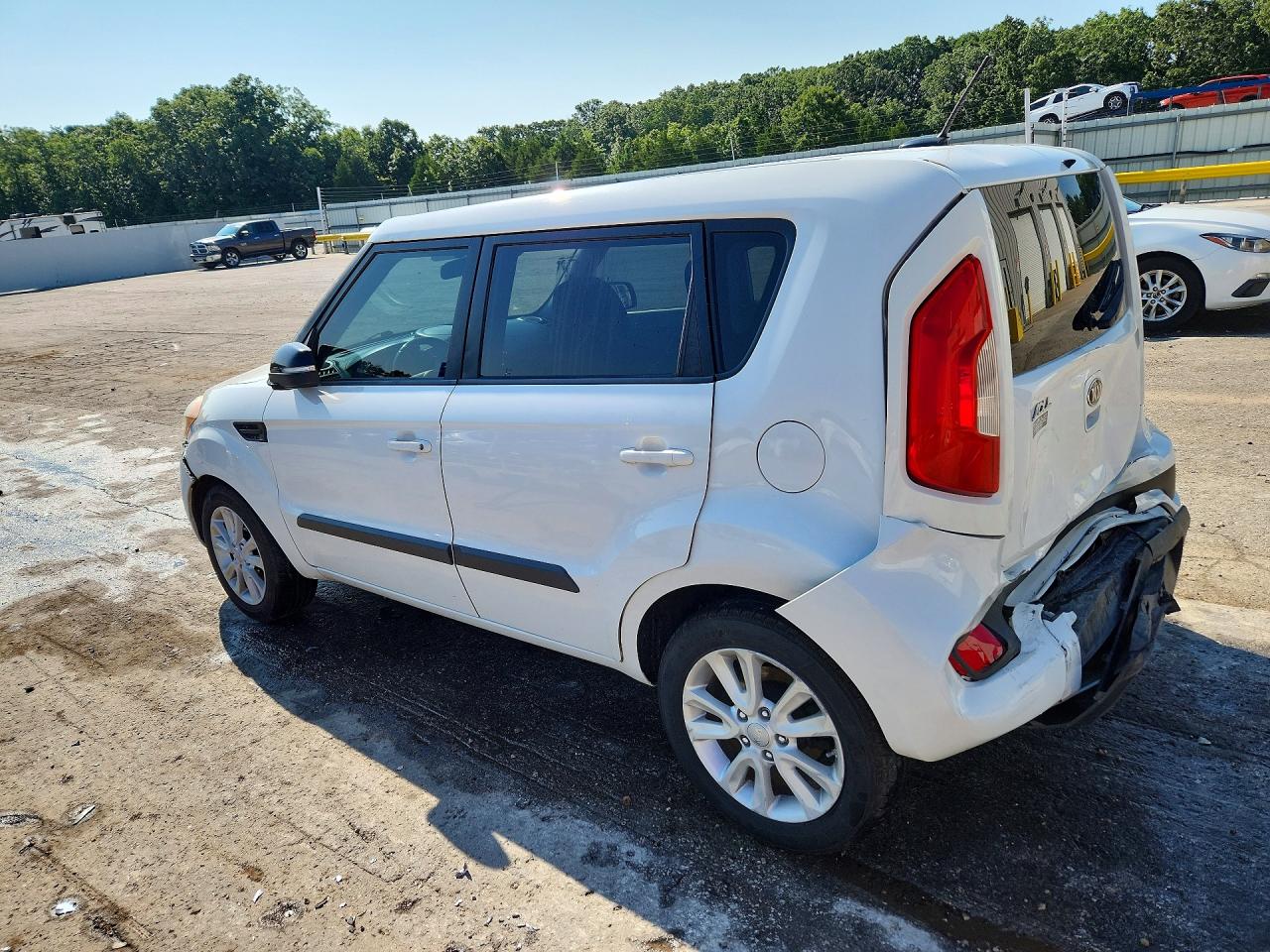 2013 Kia Soul + White vin: KNDJT2A60D7573200