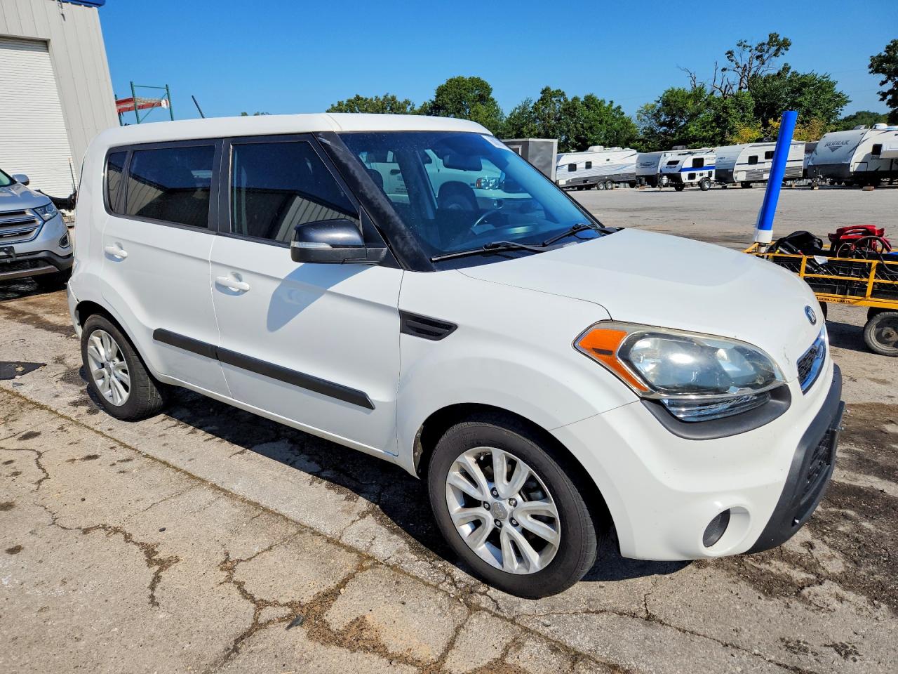 2013 Kia Soul + White vin: KNDJT2A60D7573200