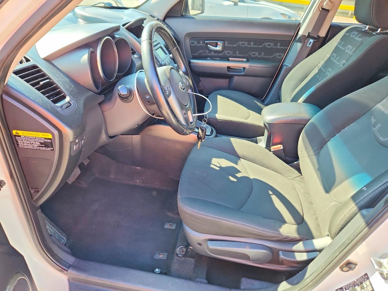2013 Kia Soul + White vin: KNDJT2A60D7573200