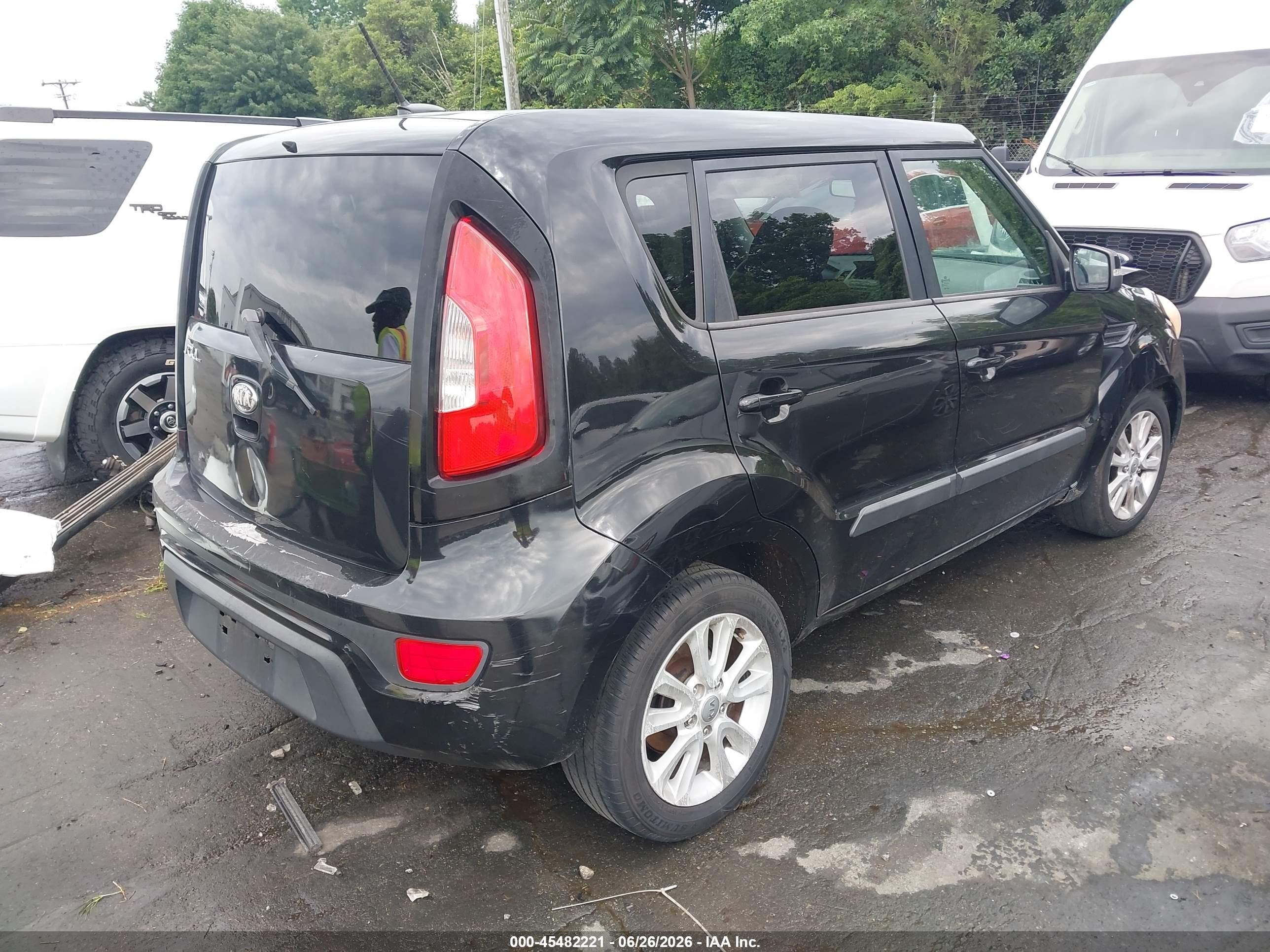 2013 Kia Soul + Black vin: KNDJT2A60D7750439