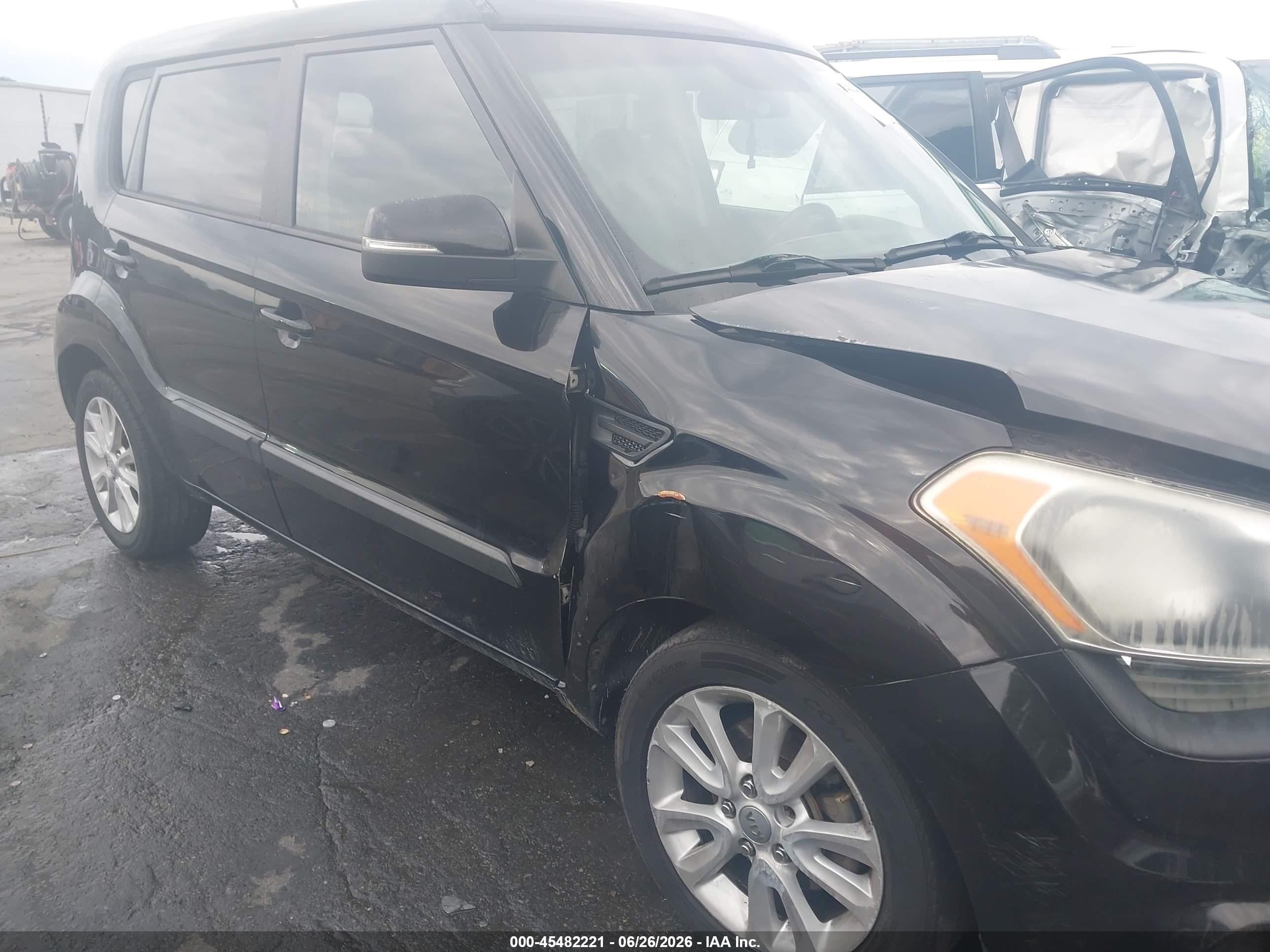 2013 Kia Soul + Black vin: KNDJT2A60D7750439