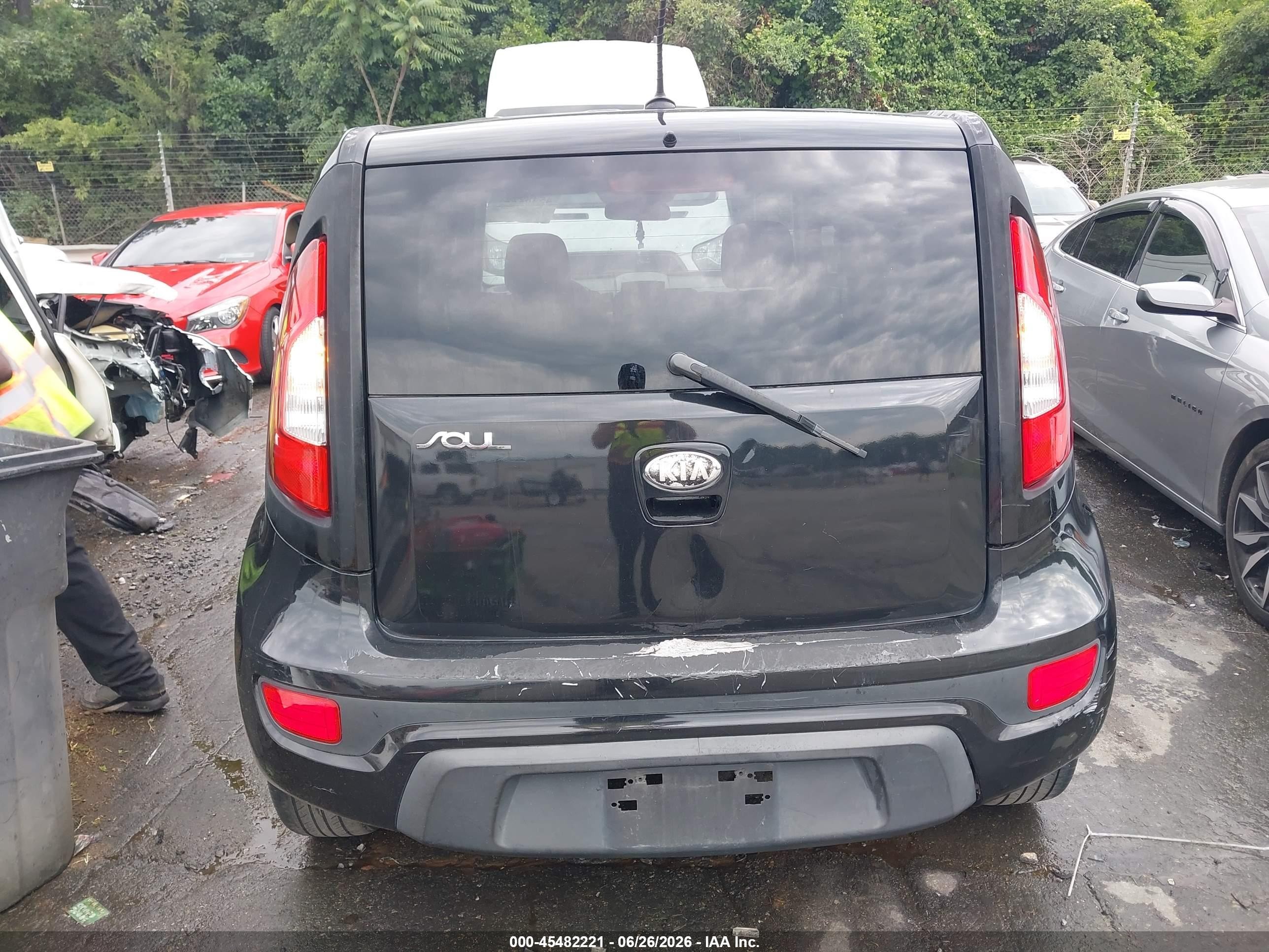 2013 Kia Soul + Black vin: KNDJT2A60D7750439