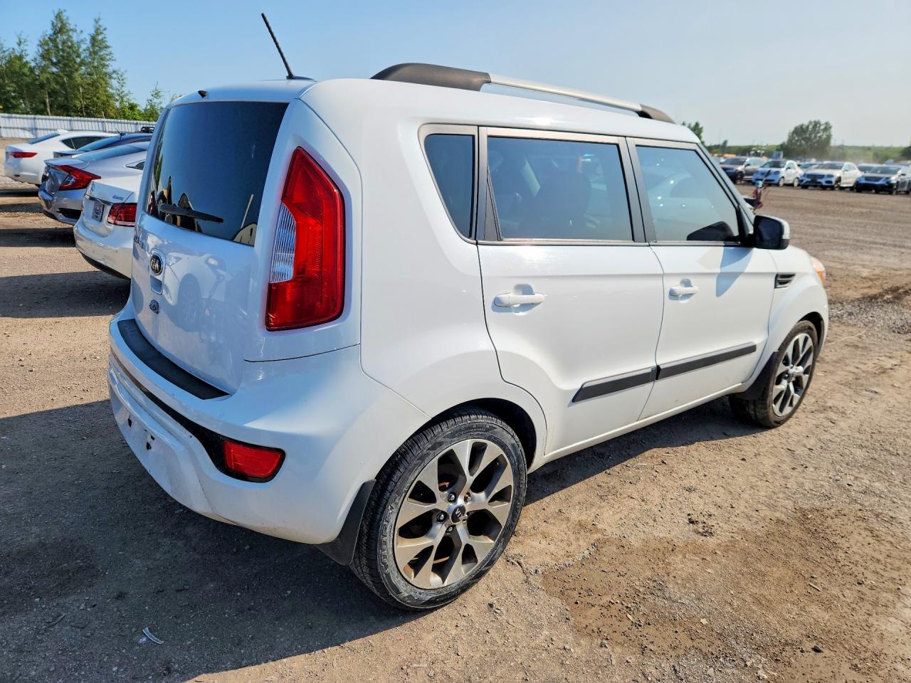 2013 Kia Soul White vin: KNDJT2A60D7759321