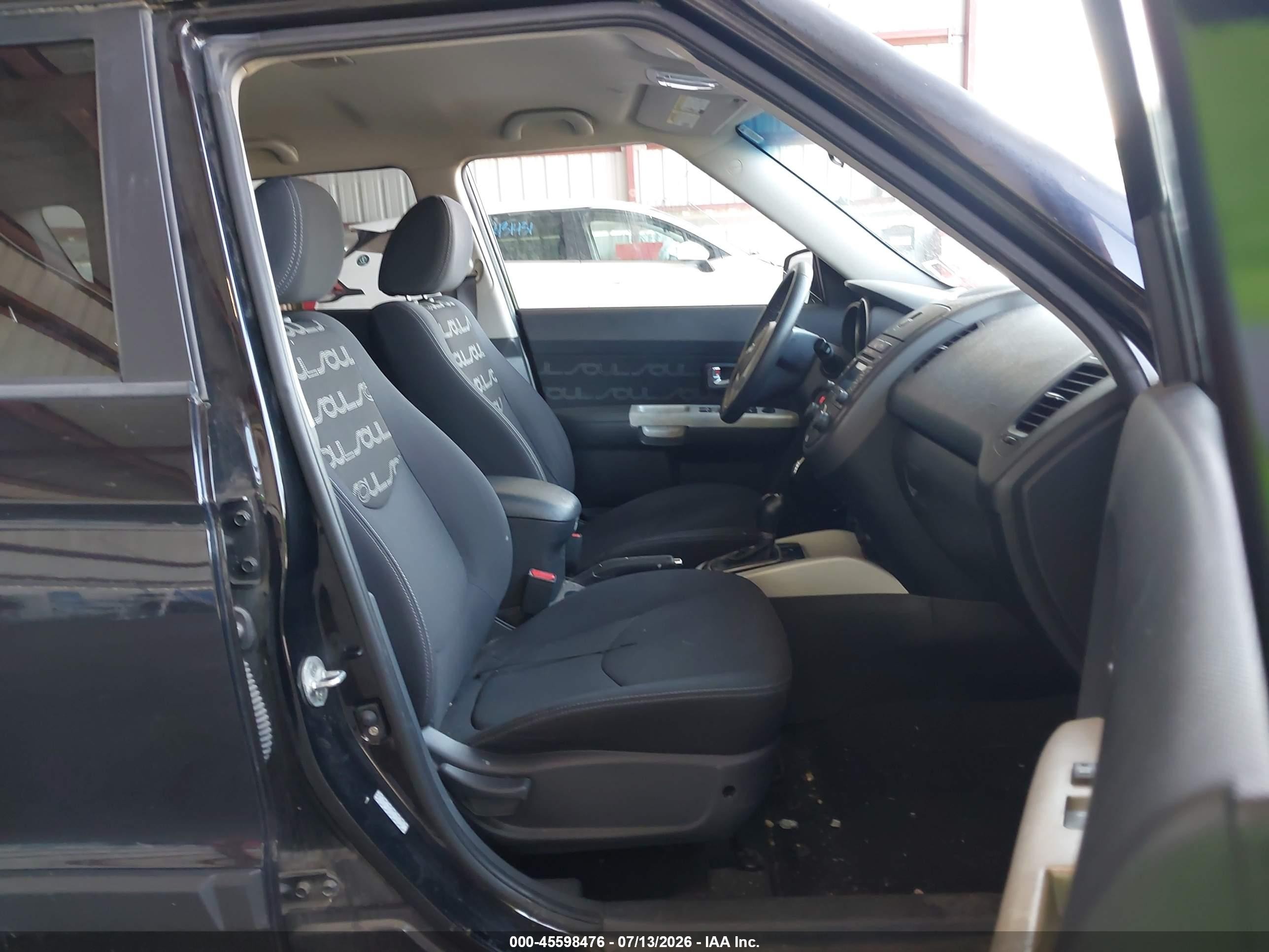 2012 Kia Soul + Black vin: KNDJT2A61C7368046