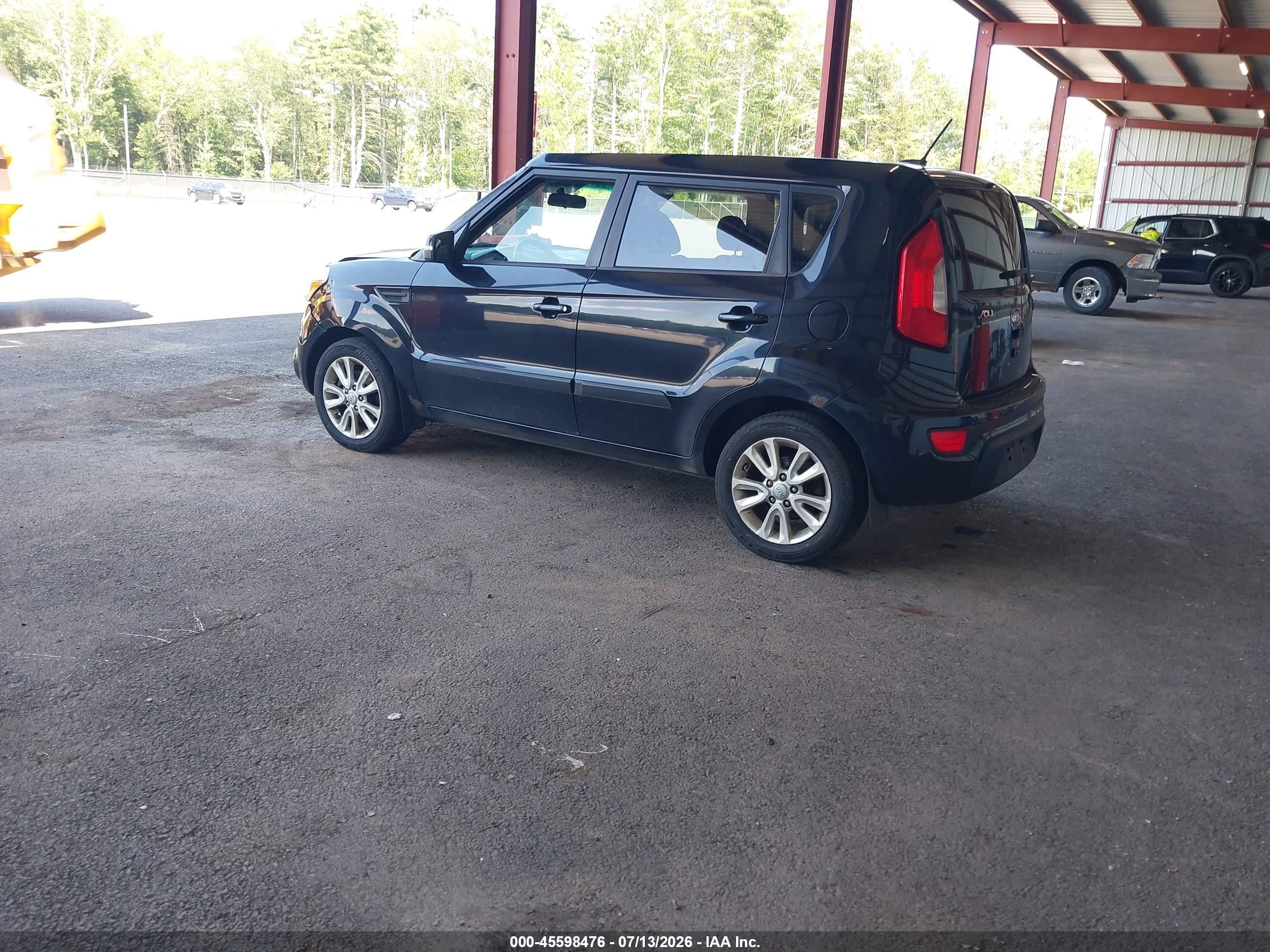2012 Kia Soul + Black vin: KNDJT2A61C7368046