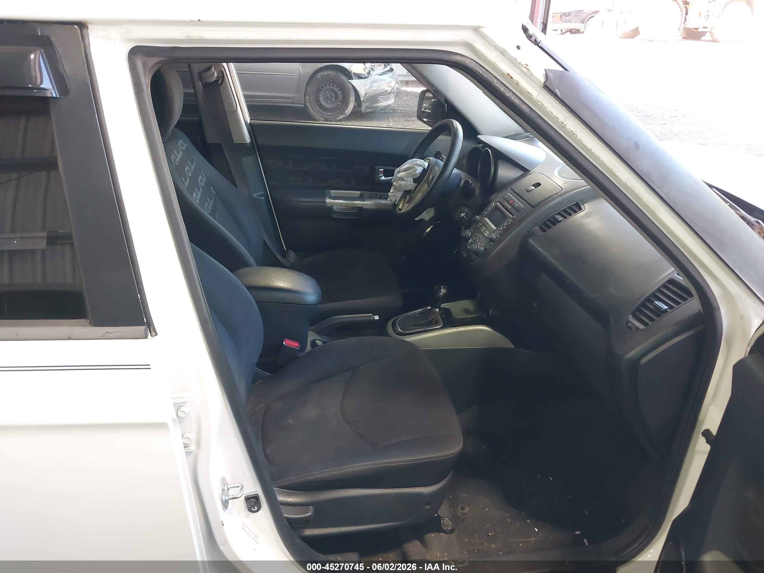 2012 Kia Soul + White vin: KNDJT2A61C7385848