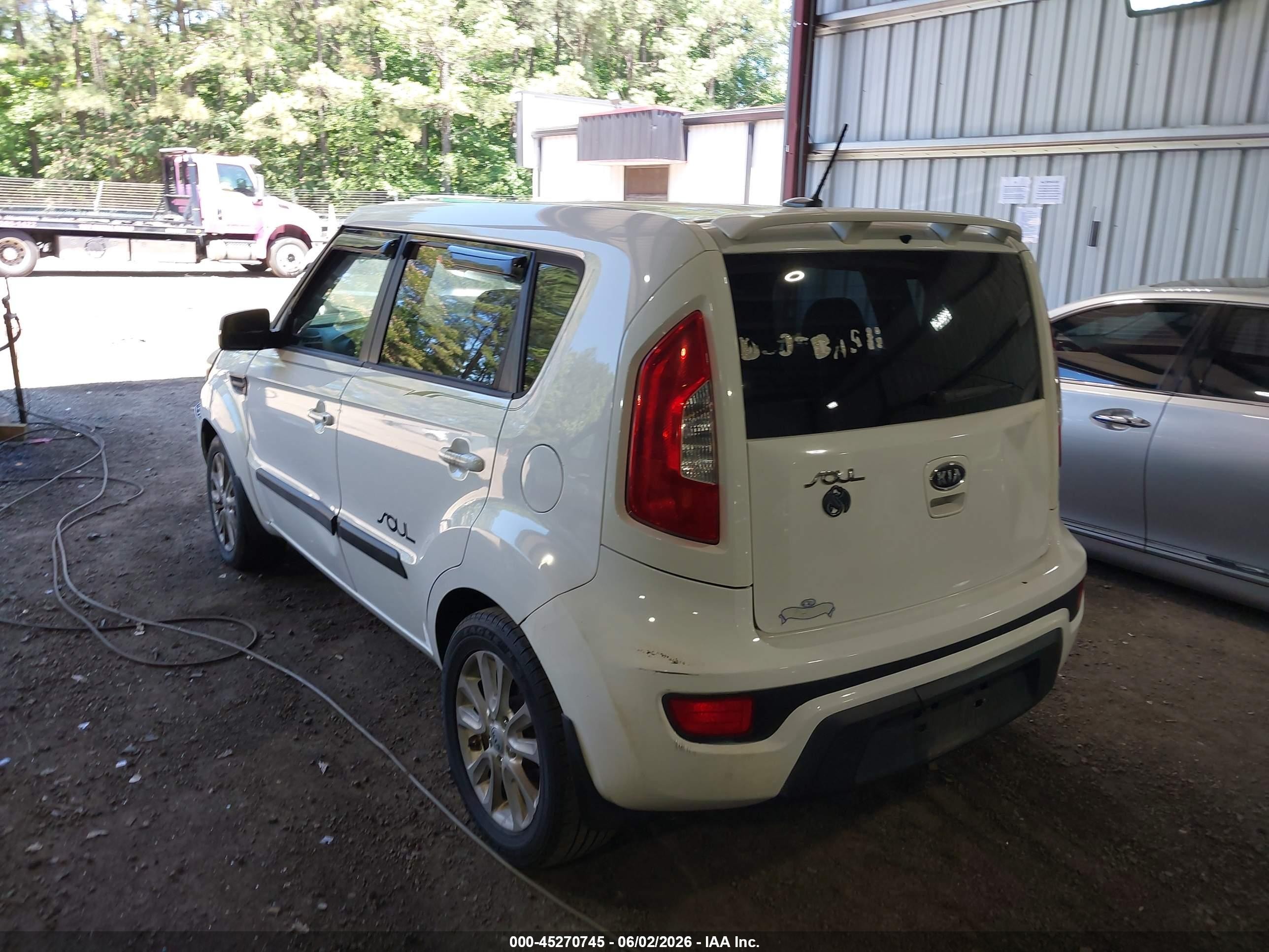 2012 Kia Soul + White vin: KNDJT2A61C7385848