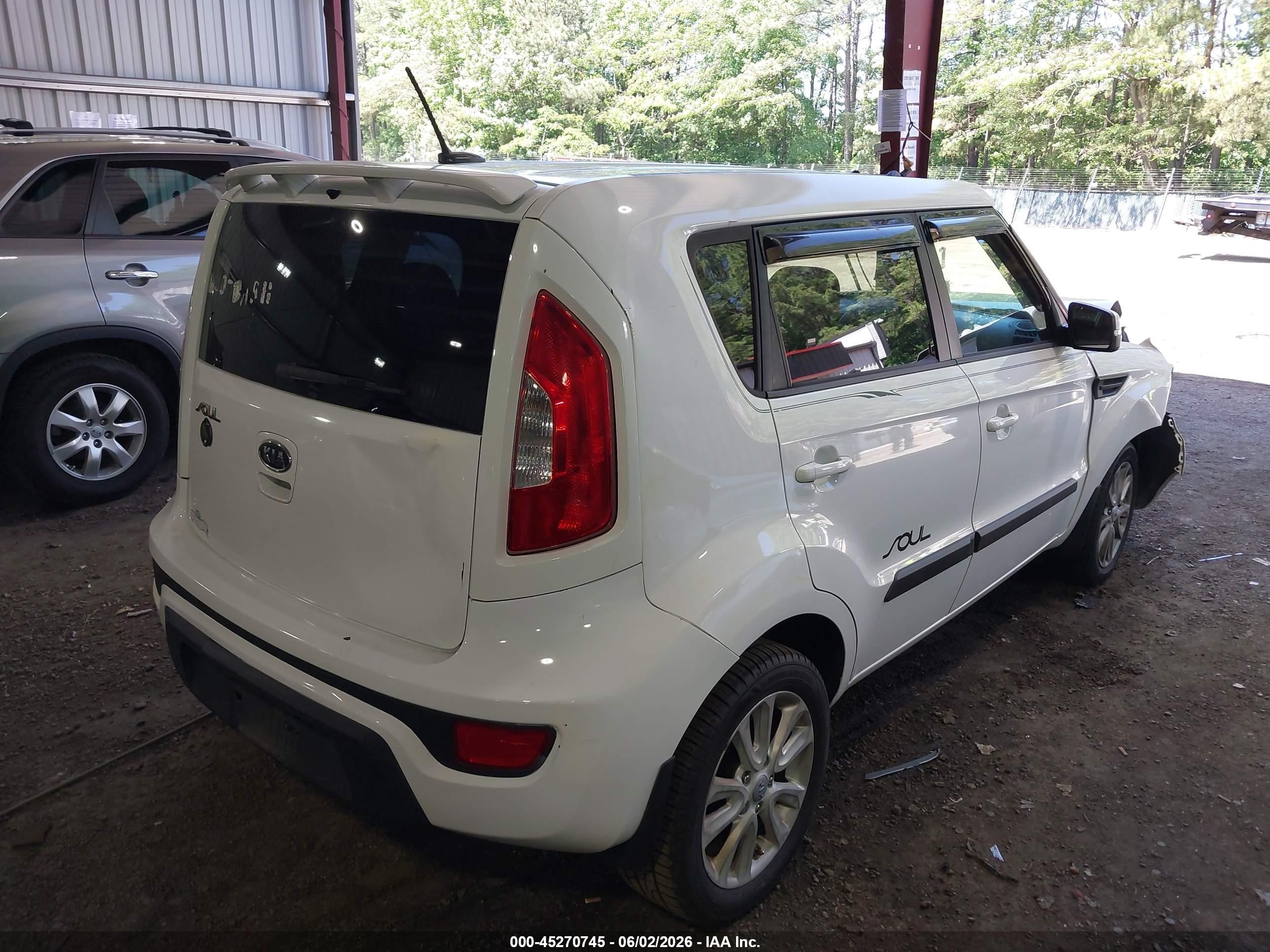 2012 Kia Soul + White vin: KNDJT2A61C7385848