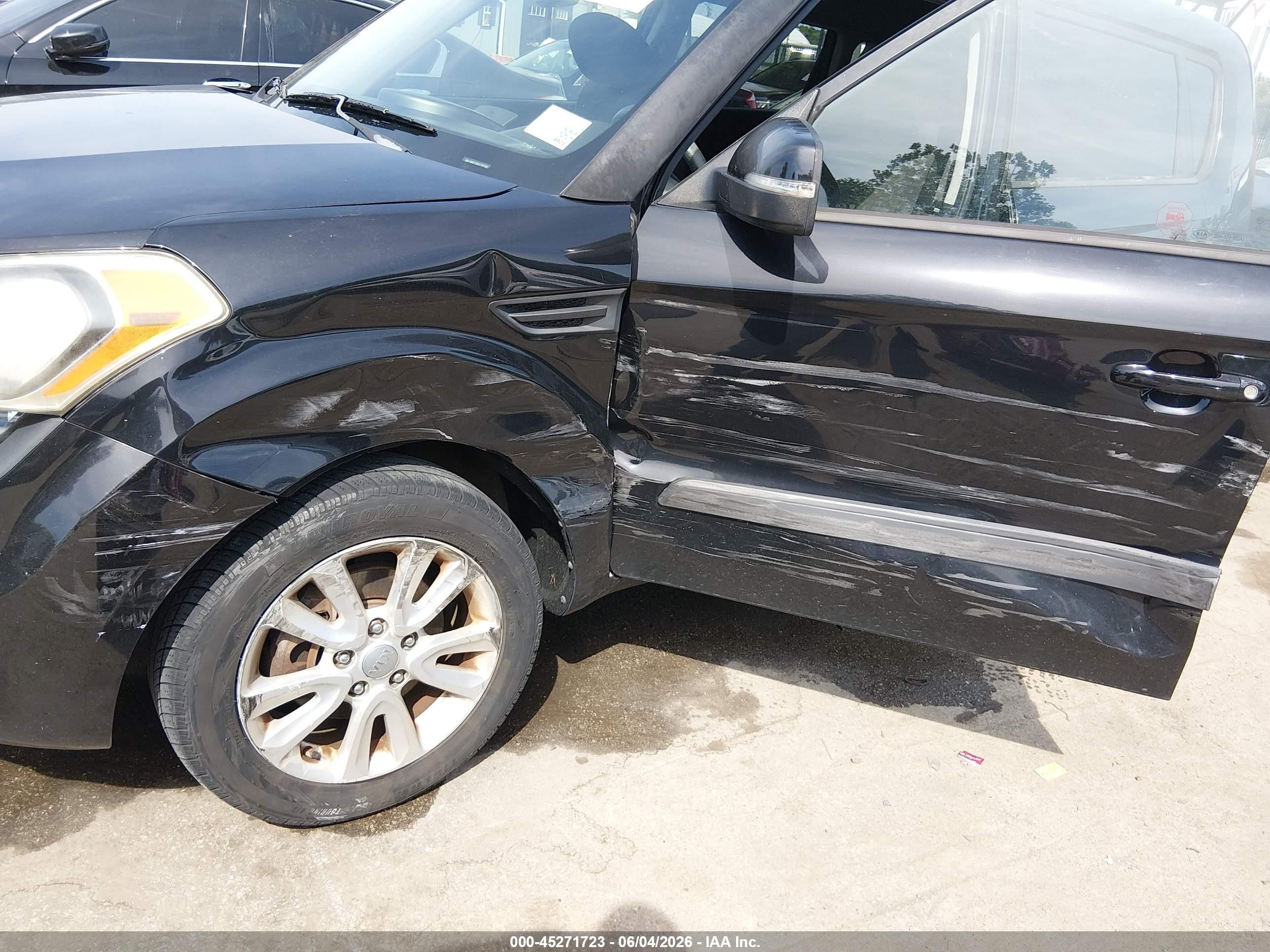 2012 Kia Soul + Black vin: KNDJT2A61C7747032