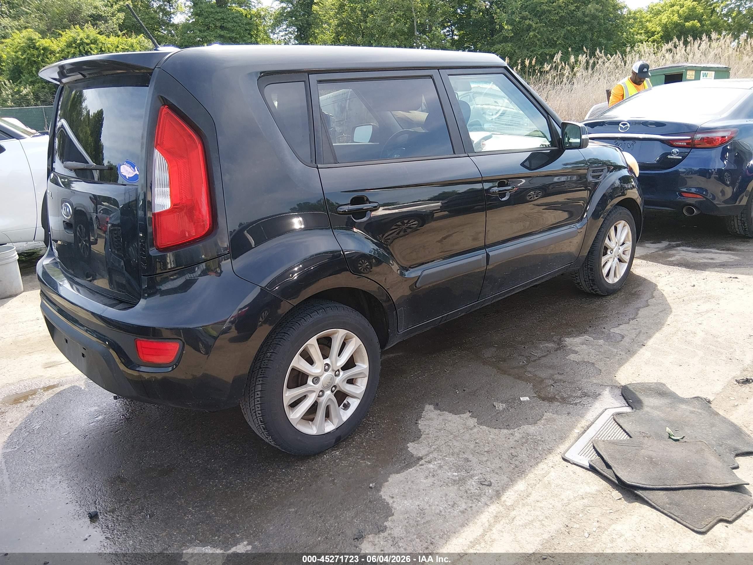 2012 Kia Soul + Black vin: KNDJT2A61C7747032