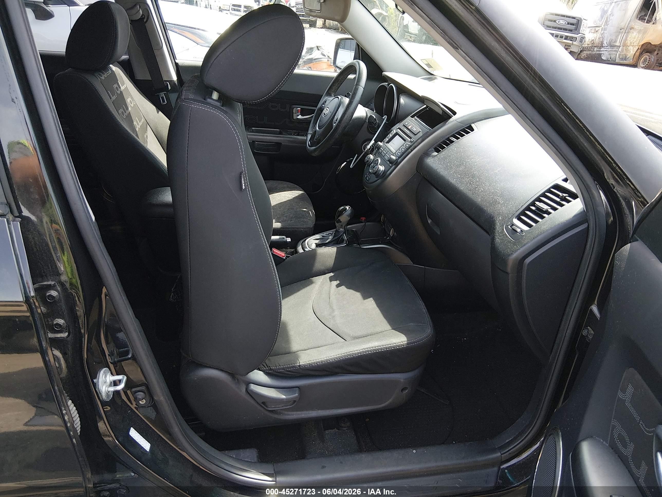 2012 Kia Soul + Black vin: KNDJT2A61C7747032