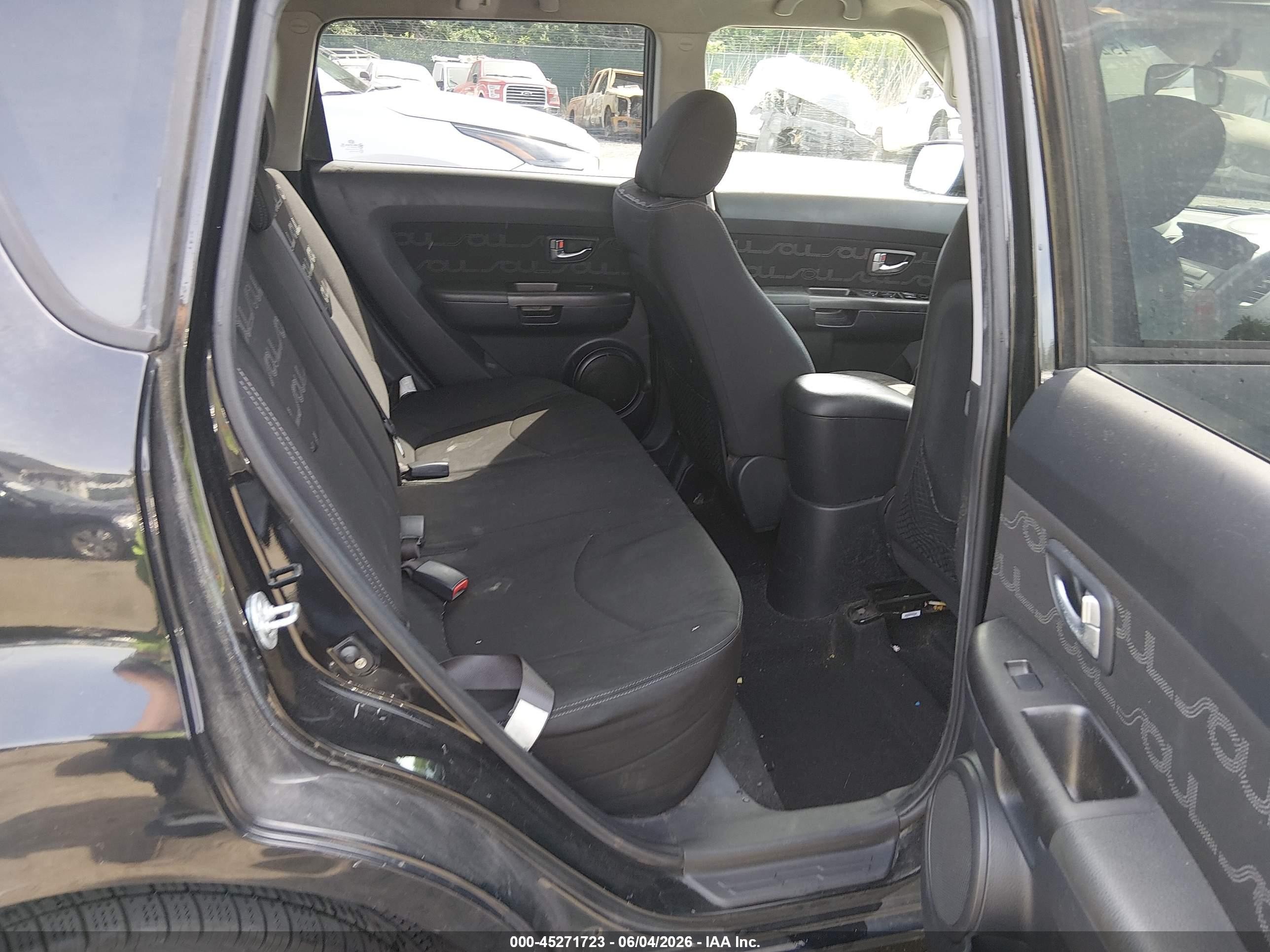 2012 Kia Soul + Black vin: KNDJT2A61C7747032