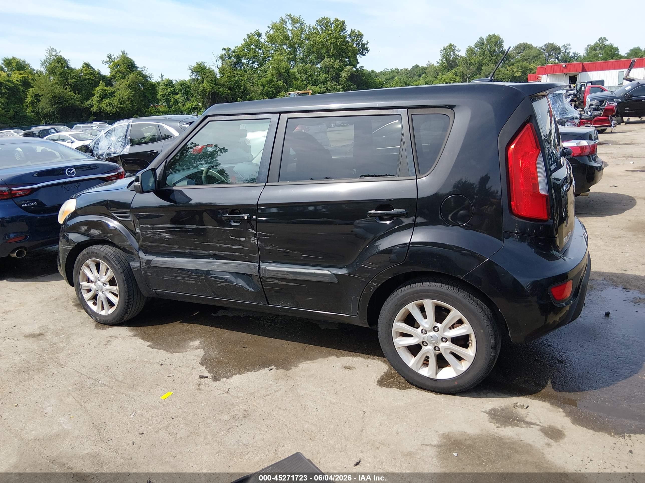 2012 Kia Soul + Black vin: KNDJT2A61C7747032
