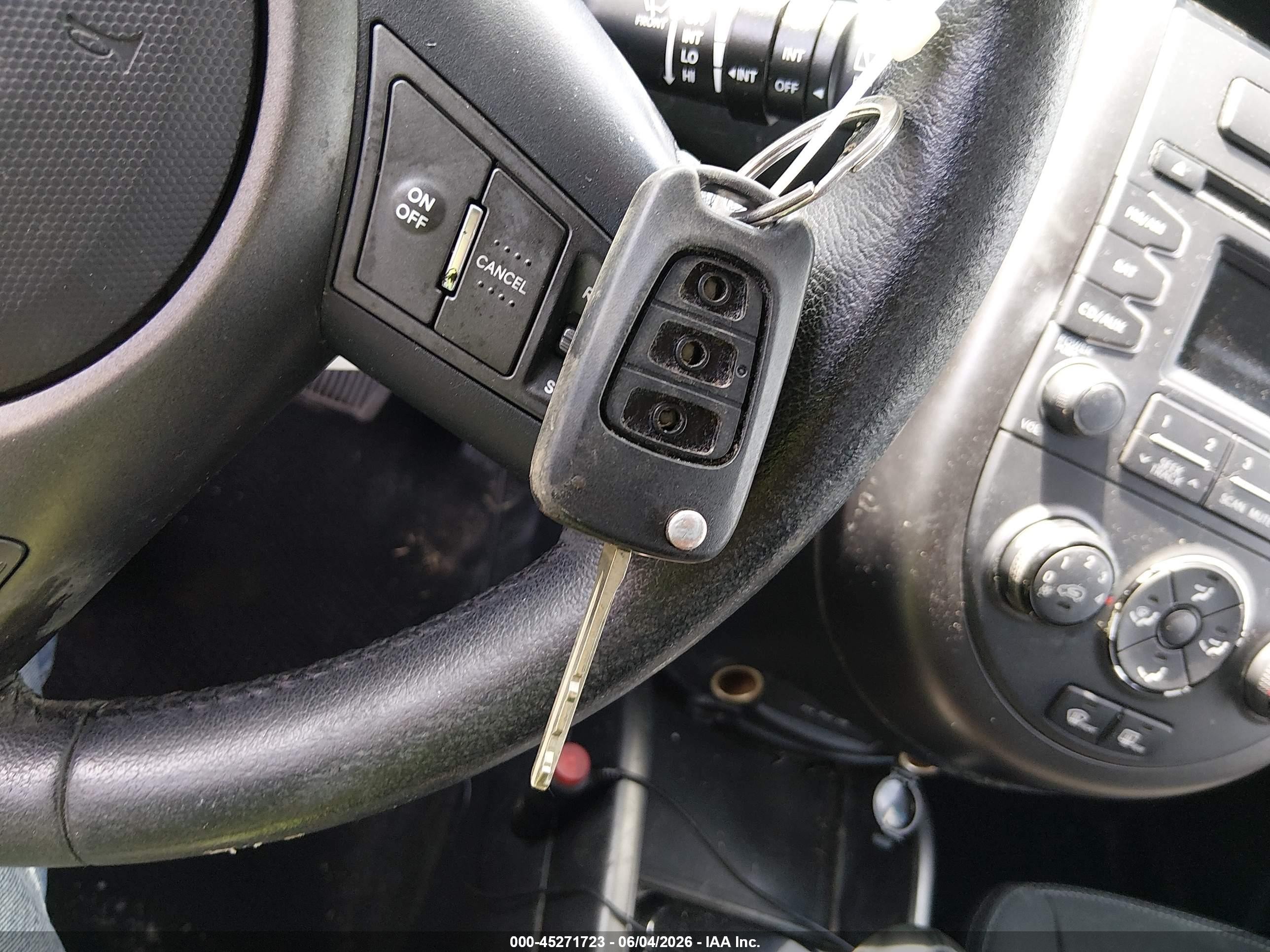 2012 Kia Soul + Black vin: KNDJT2A61C7747032