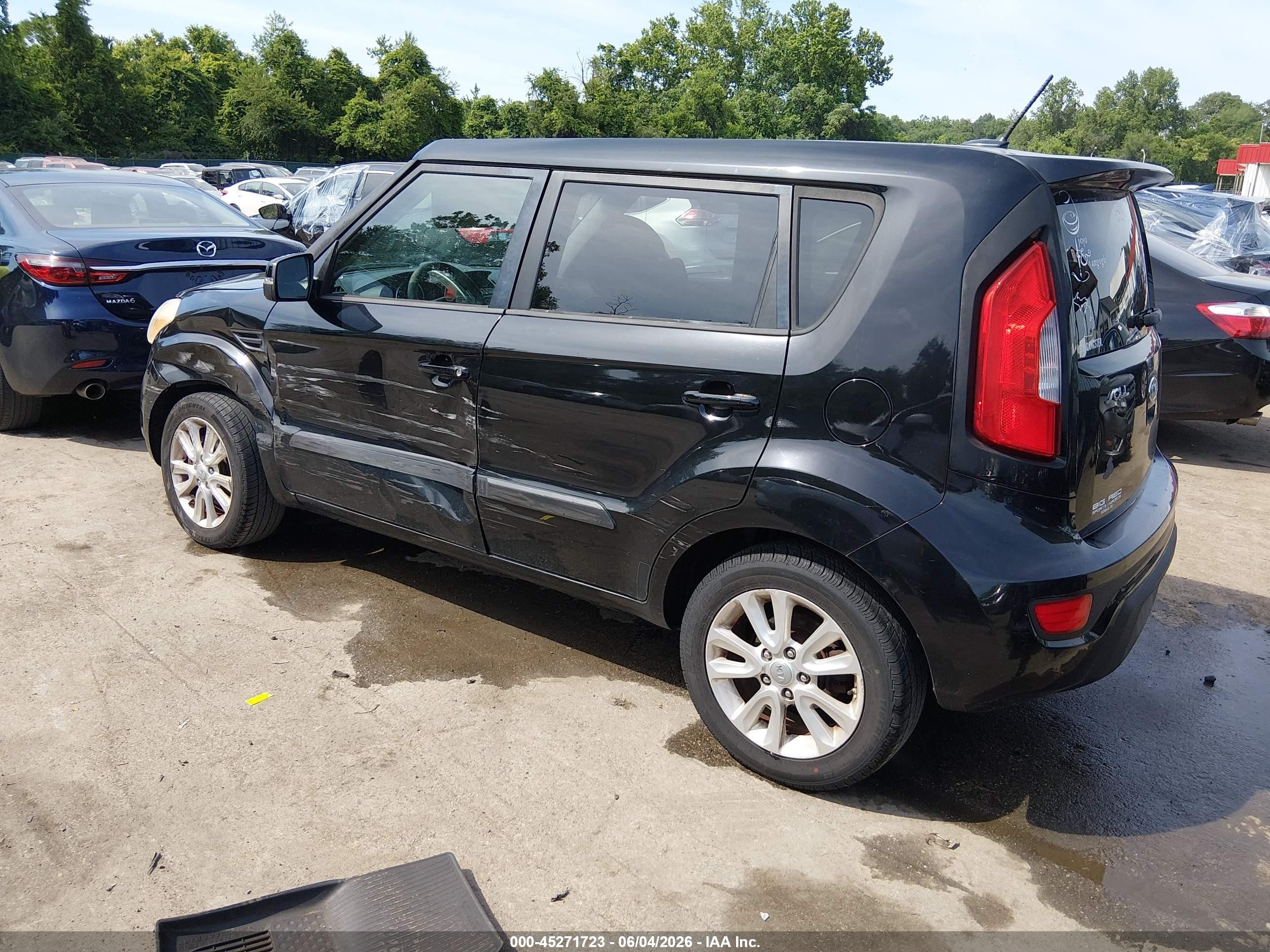 2012 Kia Soul + Black vin: KNDJT2A61C7747032