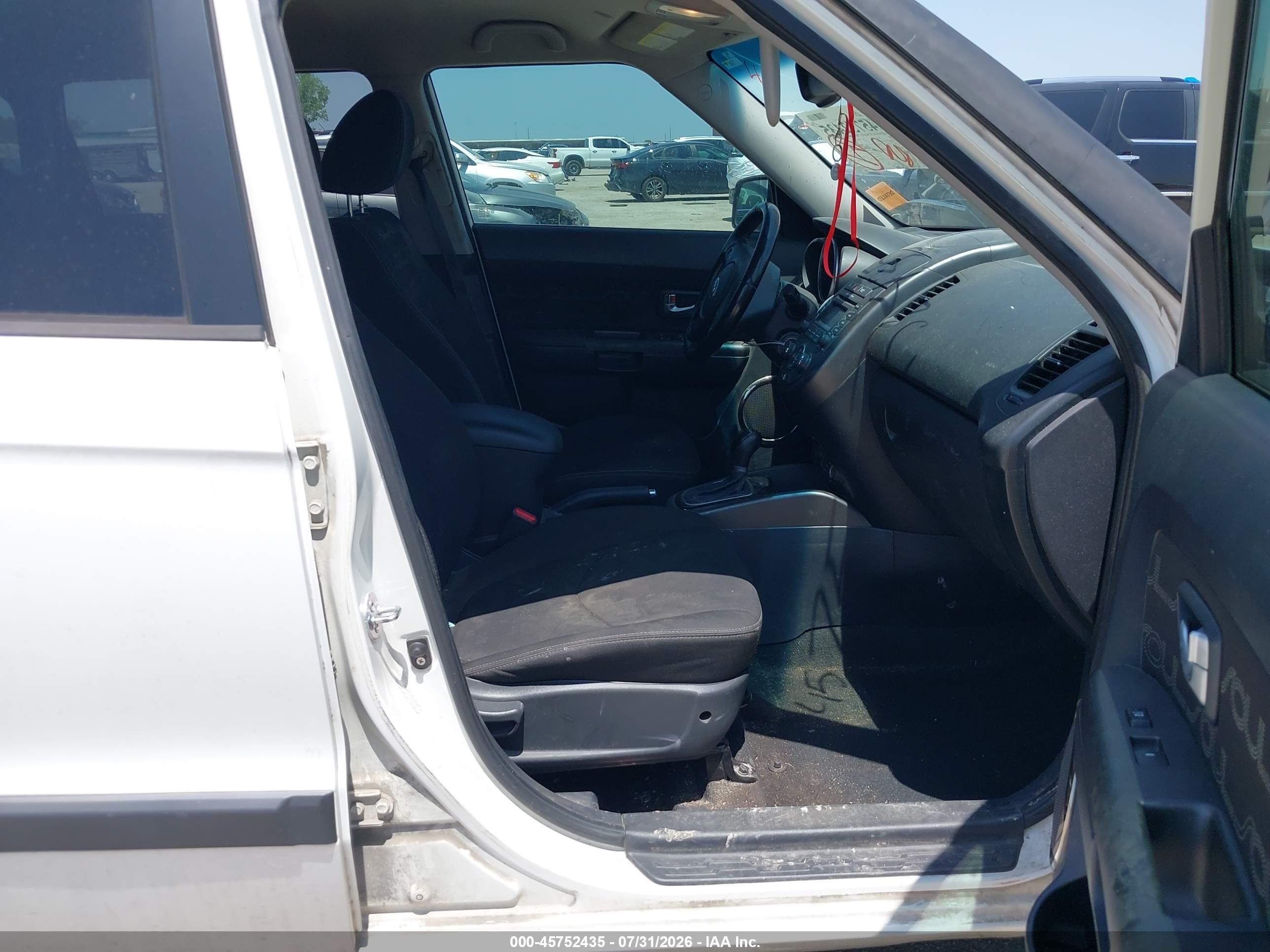 2013 Kia Soul + White vin: KNDJT2A61D7482419