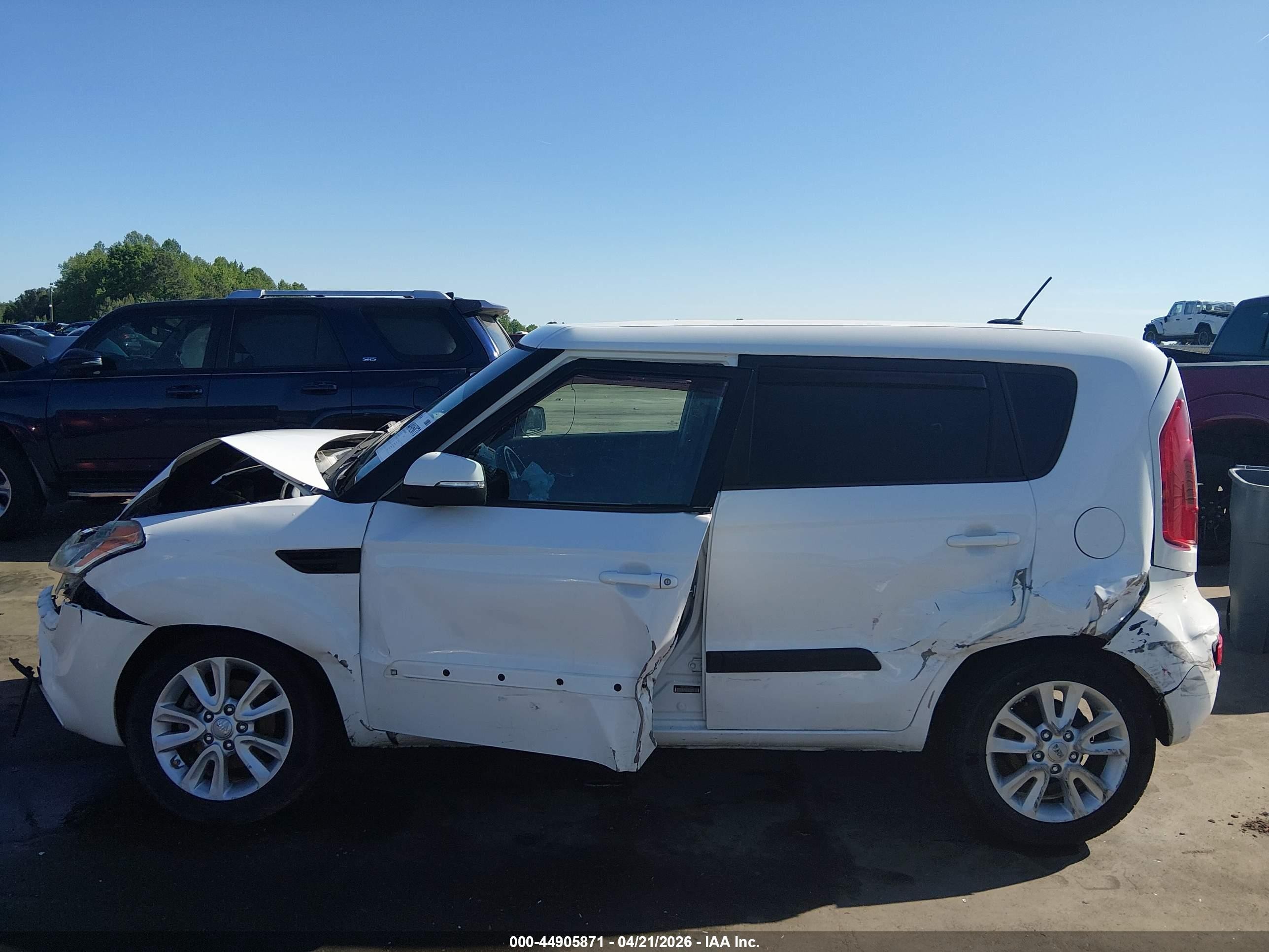 2013 Kia Soul + White vin: KNDJT2A61D7766035