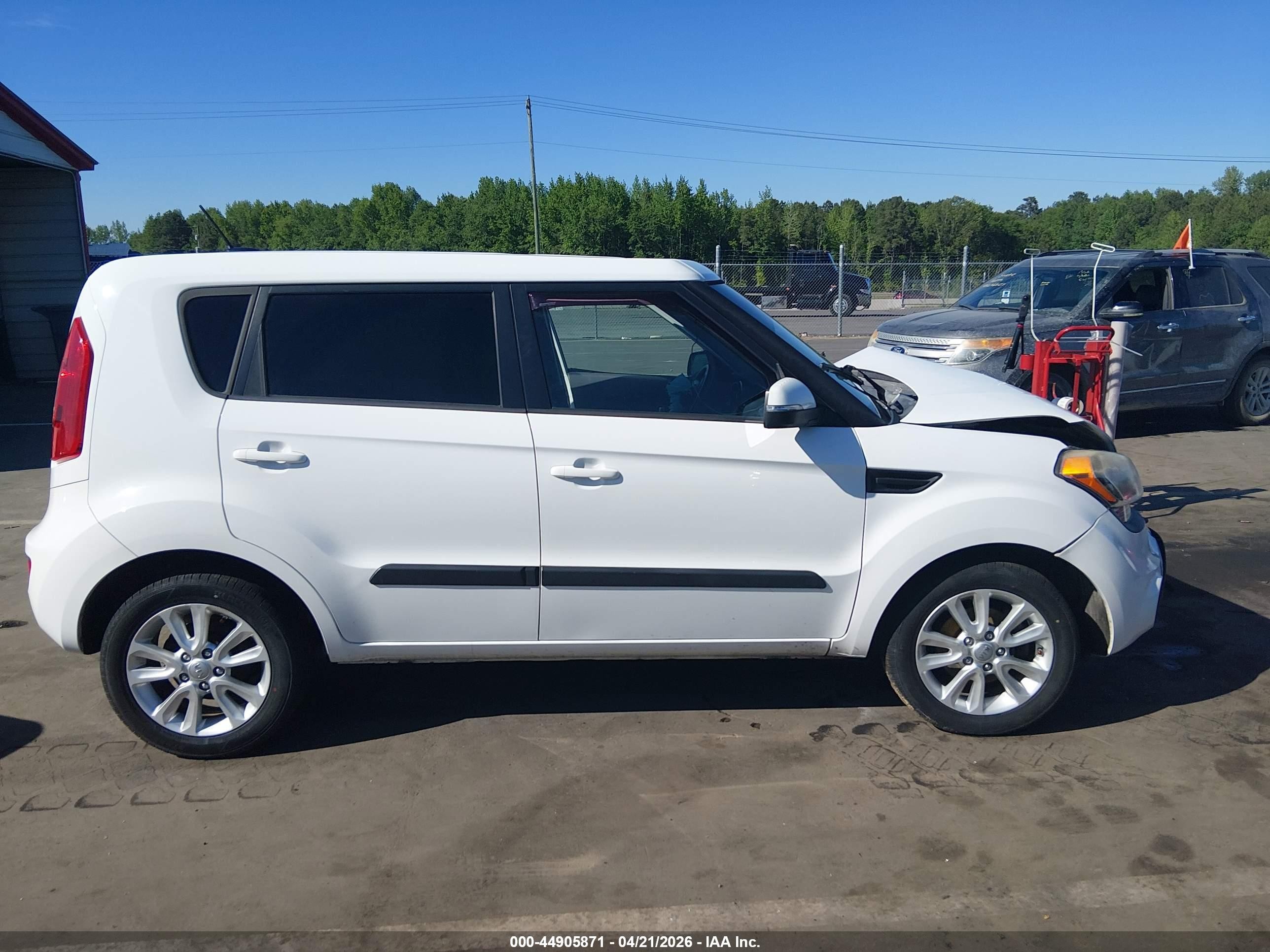 2013 Kia Soul + White vin: KNDJT2A61D7766035