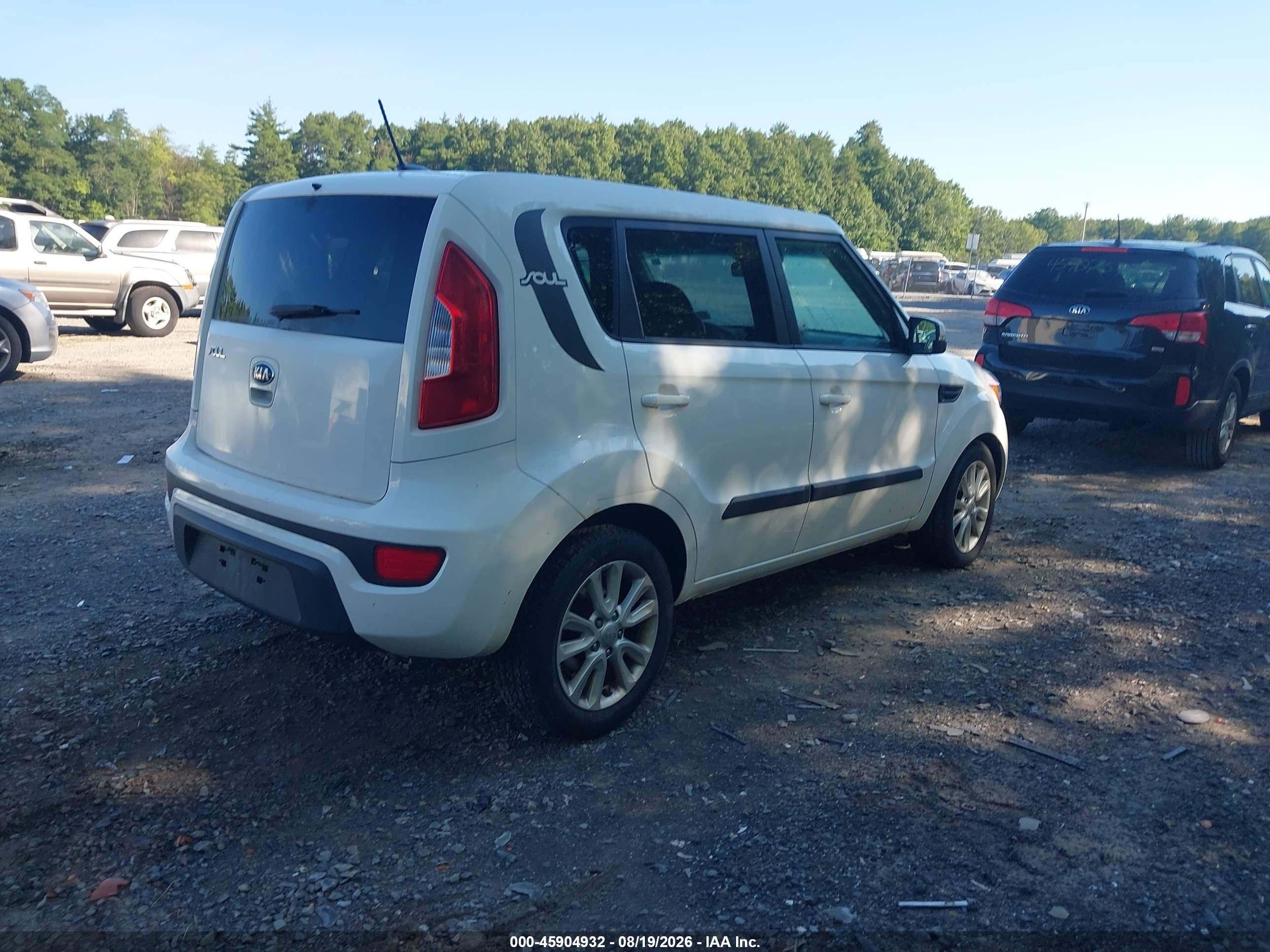 2013 Kia Soul + White vin: KNDJT2A61D7766357