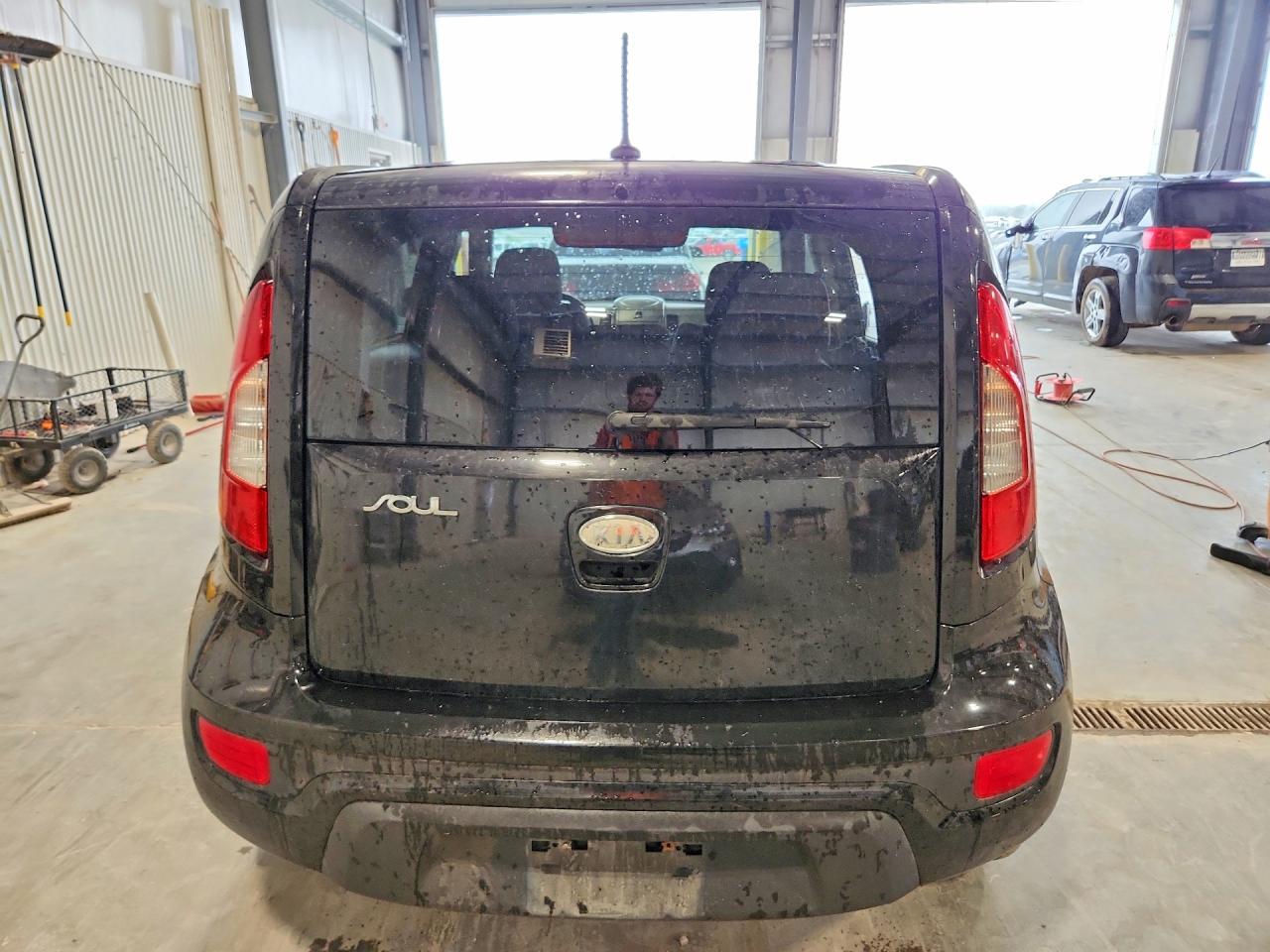 2012 Kia Soul + Black vin: KNDJT2A62C7380528