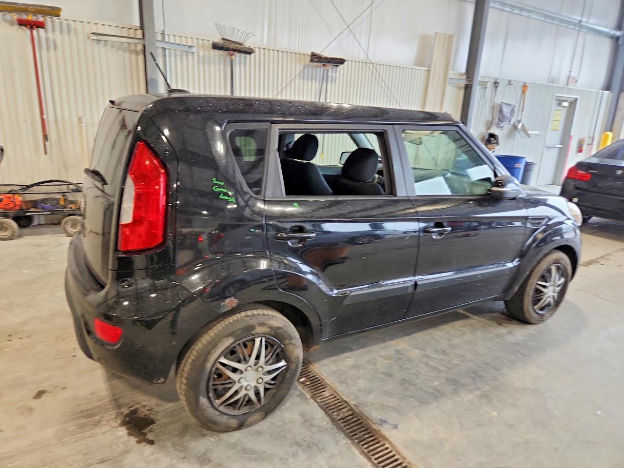 2012 Kia Soul + Black vin: KNDJT2A62C7380528