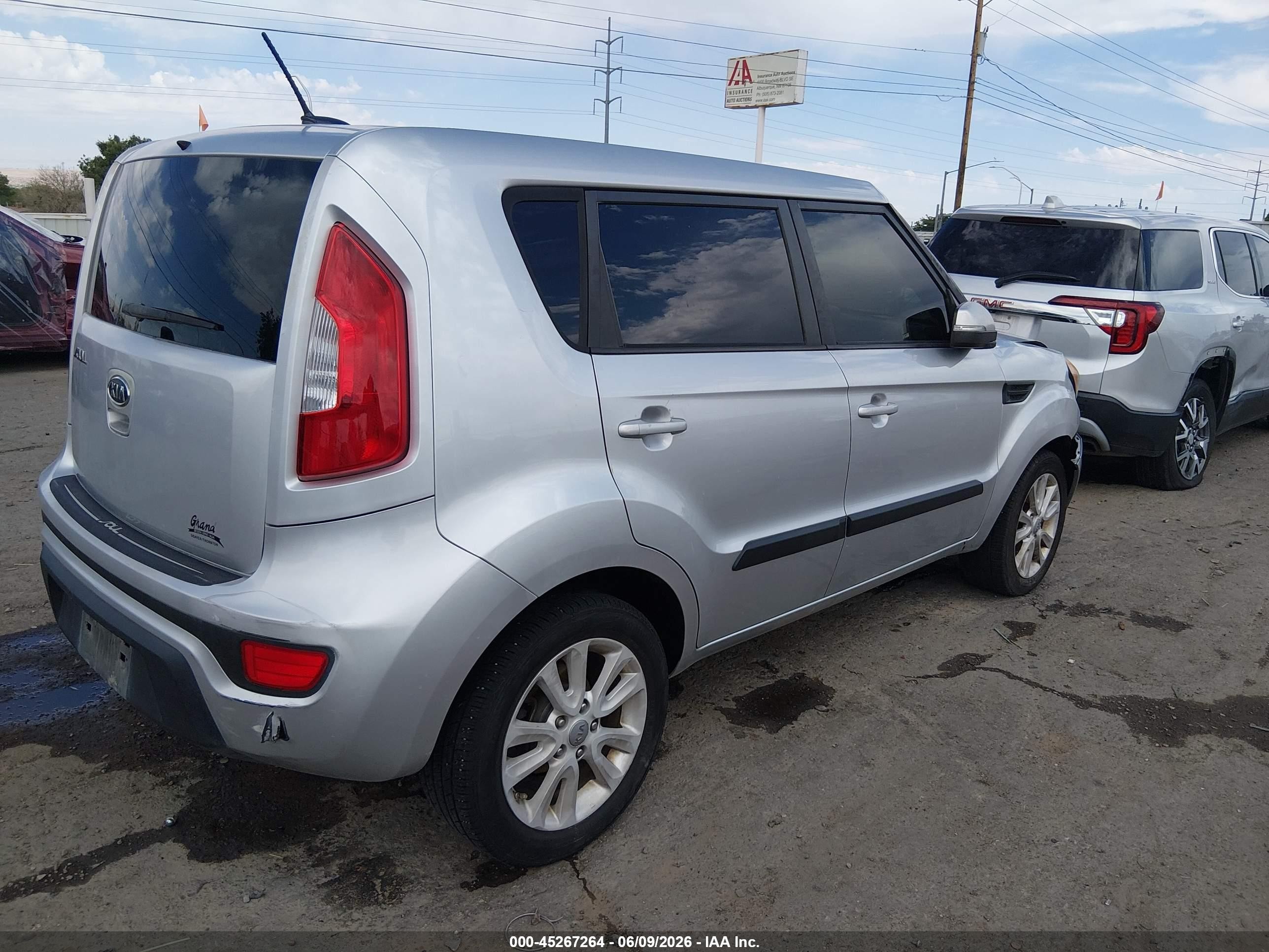 2012 Kia Soul + Silver vin: KNDJT2A62C7382893